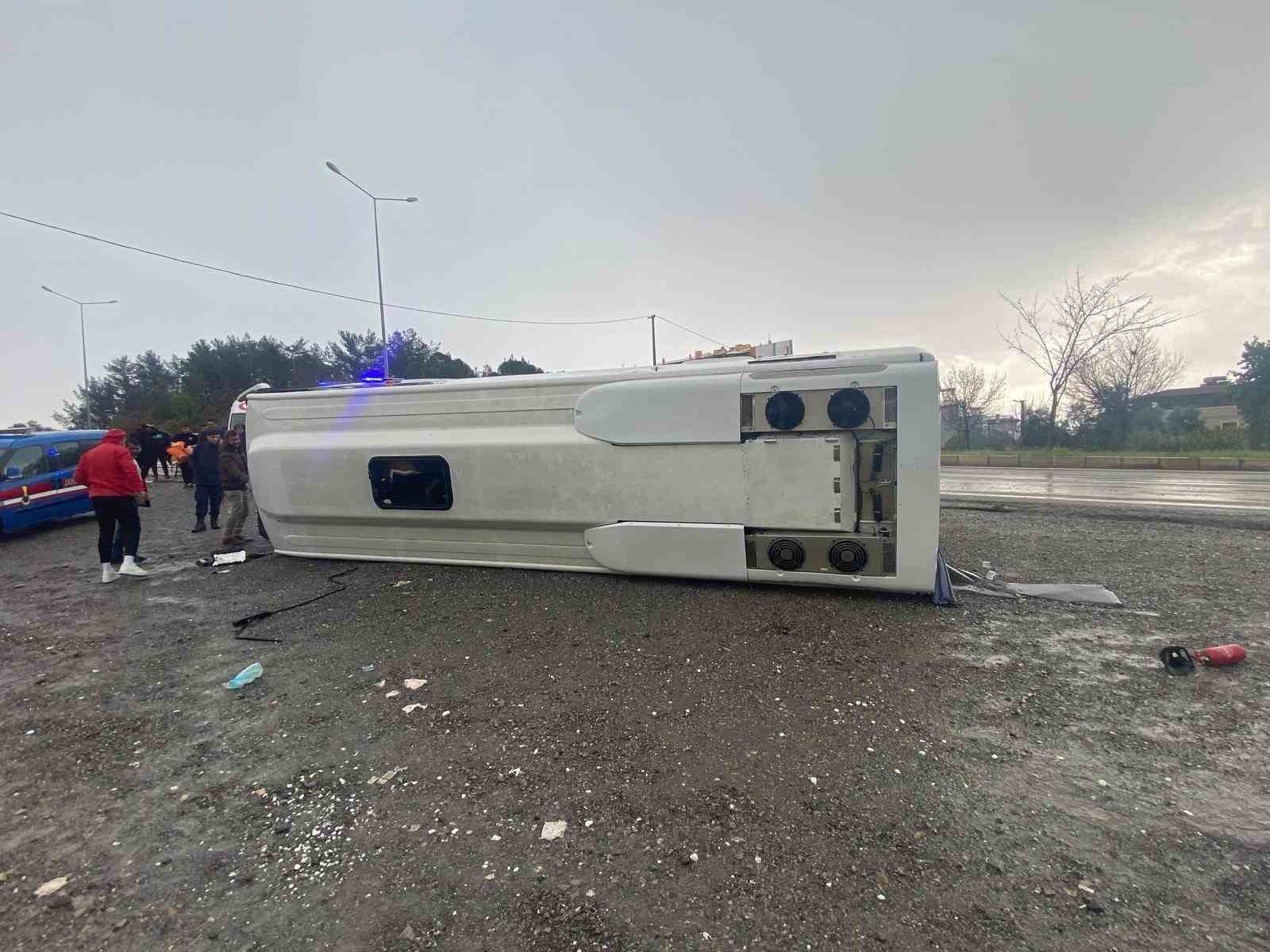 İzmir’de sporcuları taşıyan otobüs devrildi: 4 yaralı
