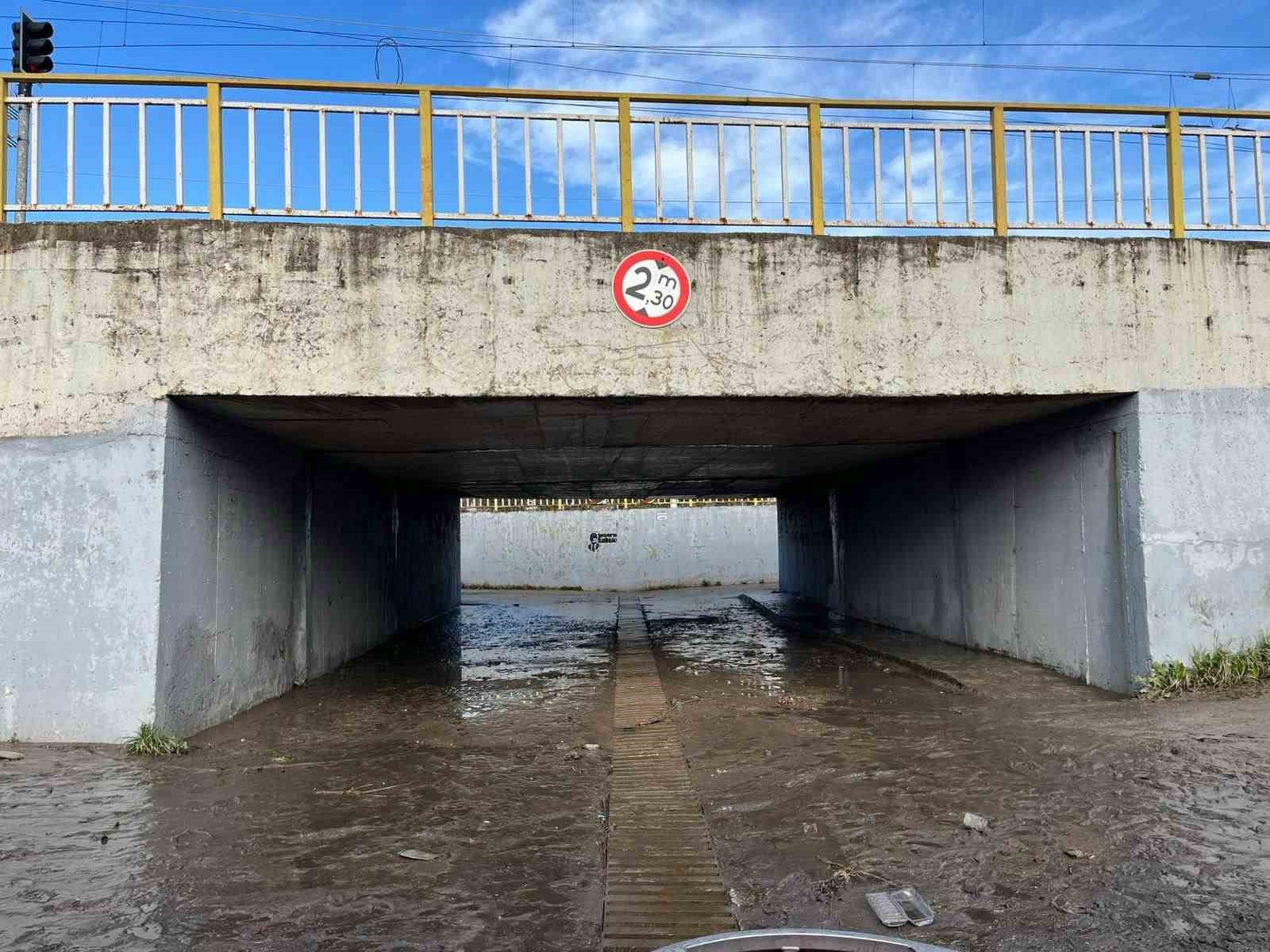İzmir’de su dolu alt geçitte hayatını kaybeden sürücü son yolculuğuna uğurlandı
