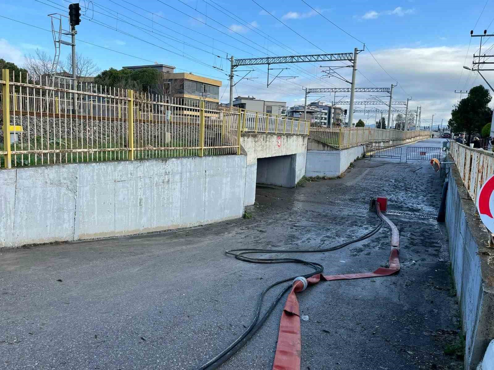 İzmir’de su dolu alt geçitte hayatını kaybeden sürücü son yolculuğuna uğurlandı
