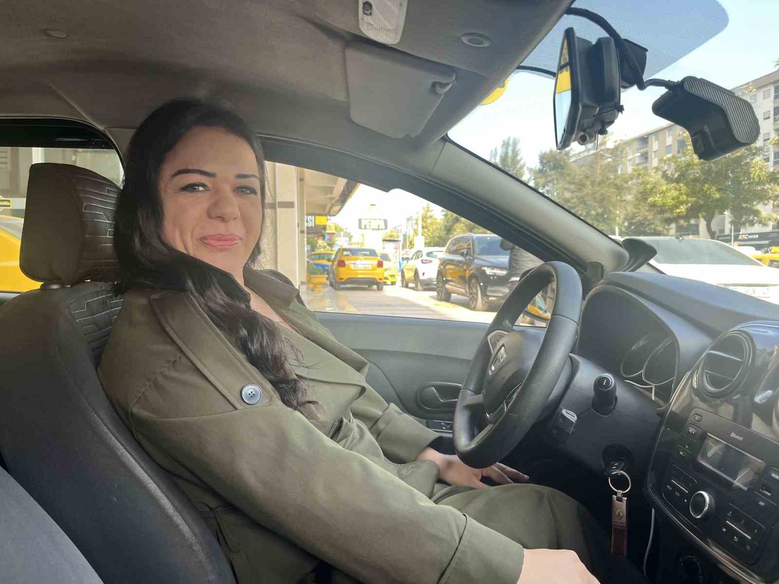 İzmir’de taksi direksiyonunda kadın gücü
