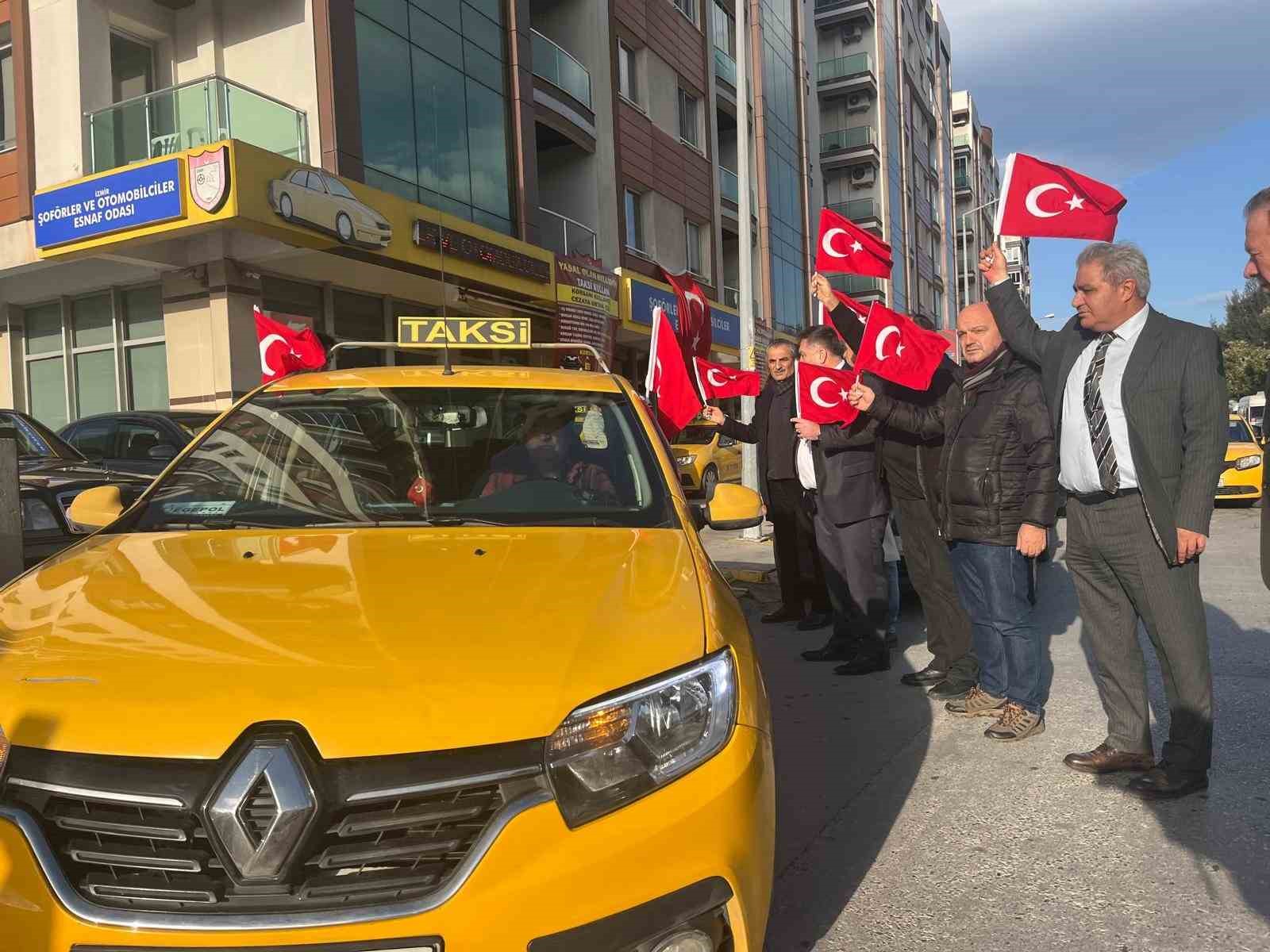İzmir’de taksicilerden Türk bayraklı konvoy
