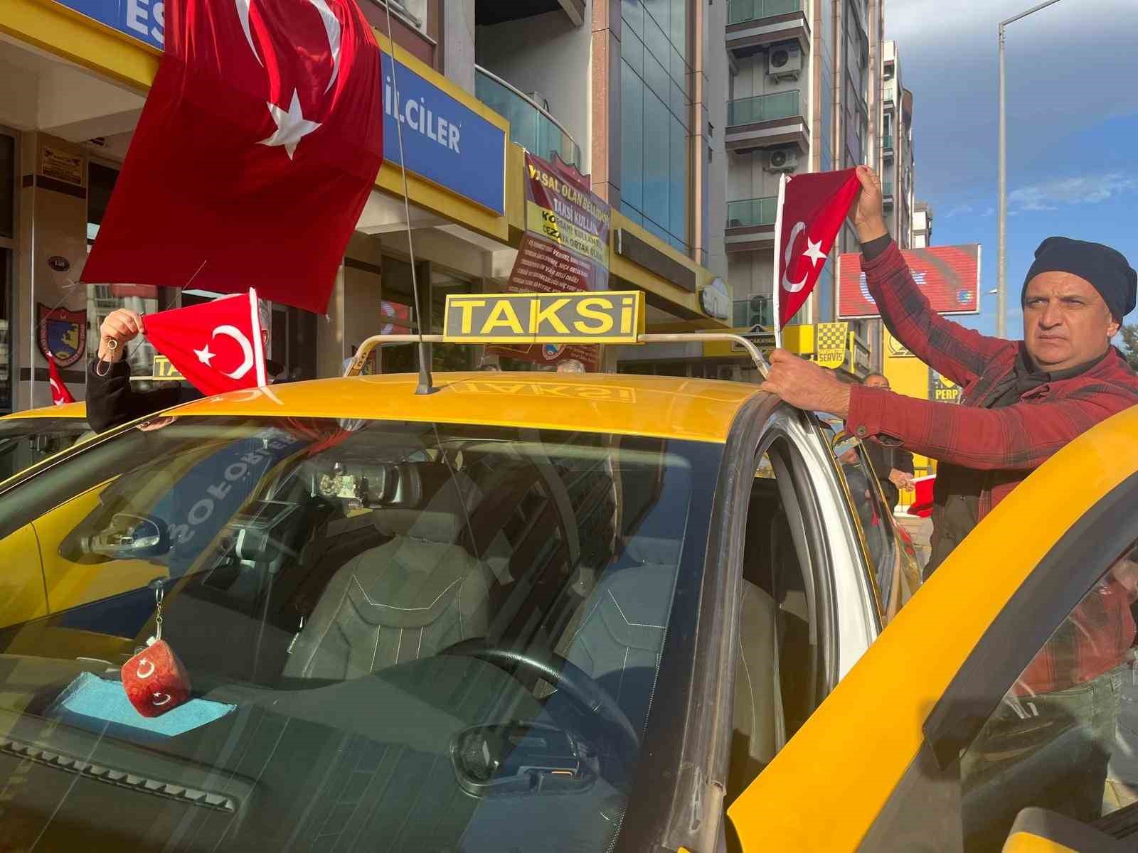 İzmir’de taksicilerden Türk bayraklı konvoy

