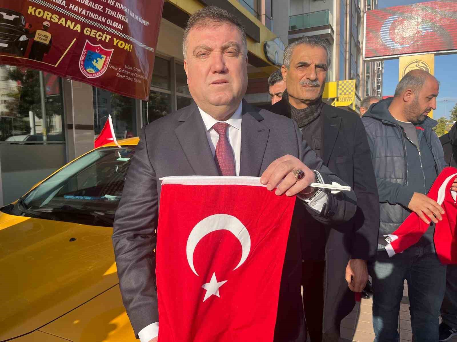 İzmir’de taksicilerden Türk bayraklı konvoy
