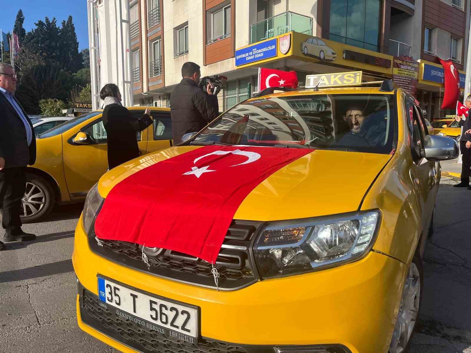 İzmir’de taksicilerden Türk bayraklı konvoy
