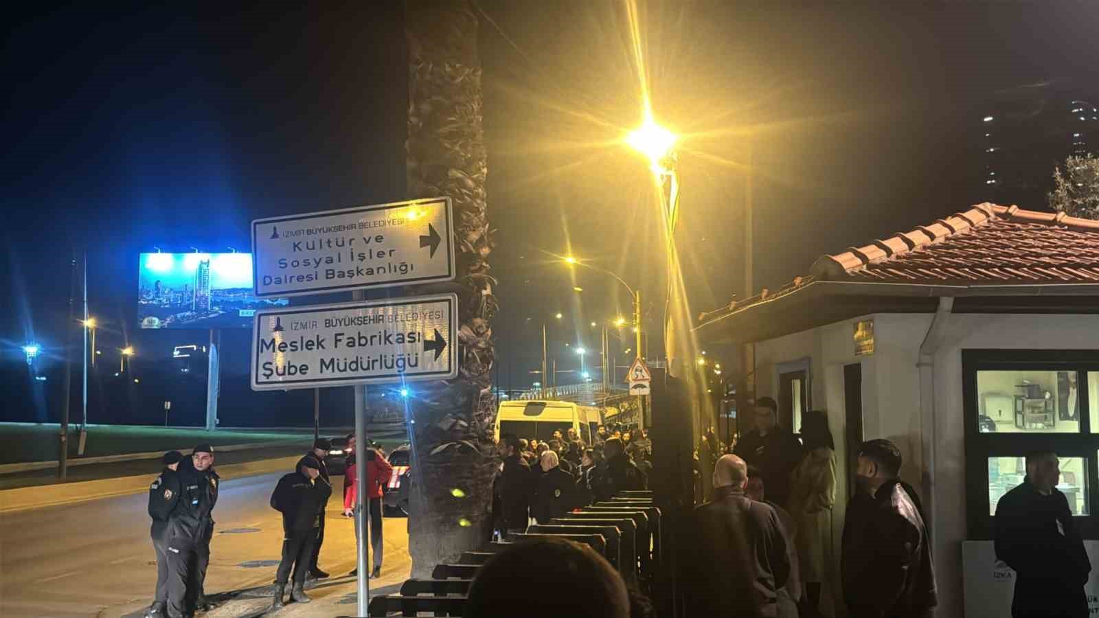 İzmir’de tartışmalı ’Meslek Fabrikası’ demir bariyerle çevrildi
