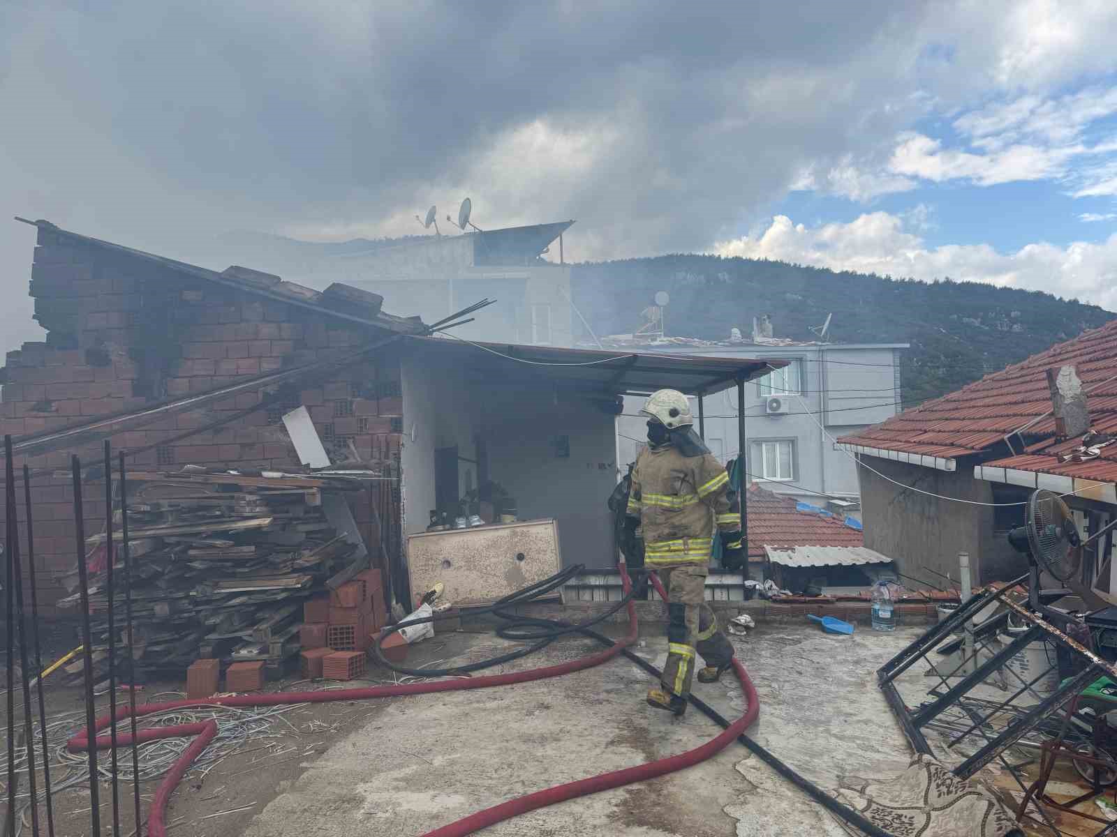 İzmir’de tek katlı evde çıkan yangın korkuttu

