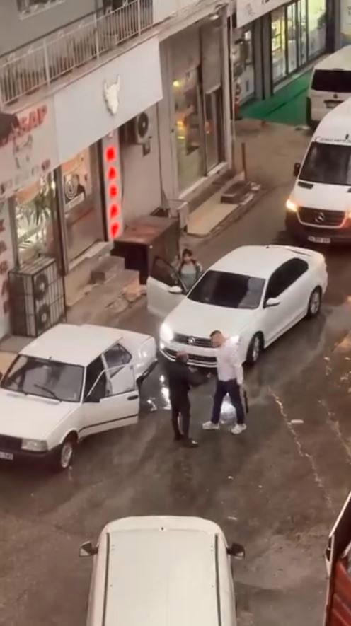 İzmir’de trafik tartışması: Döner bıçağı ile kovaladı
