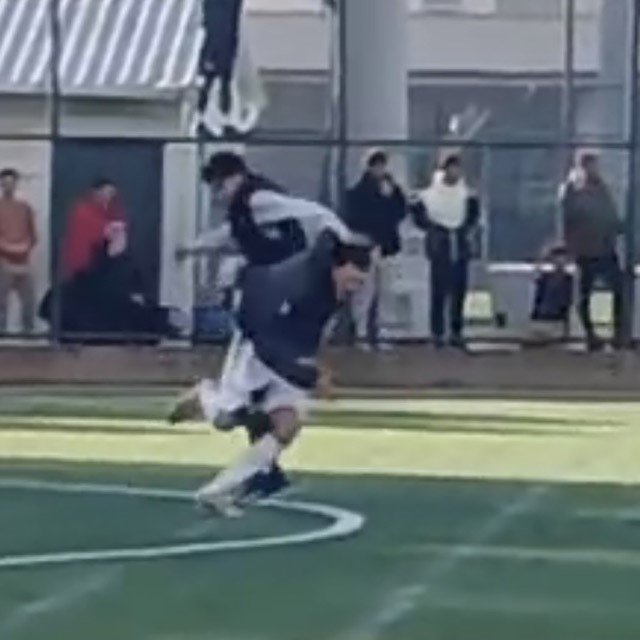 İzmir’de U18 maçında saha karıştı: Sandalyeler havada uçuştu
