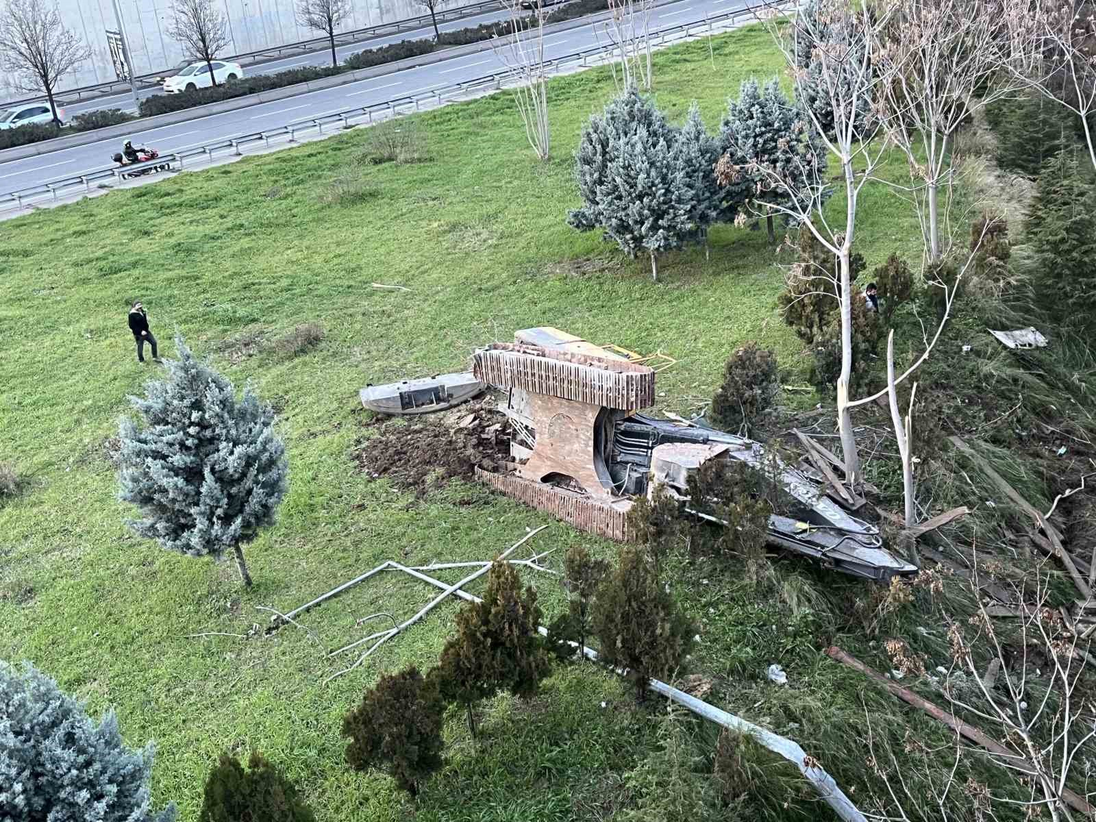 İzmir’de ‘Uçan Yol’da feci kaza: 1’i ağır 3 yaralı
