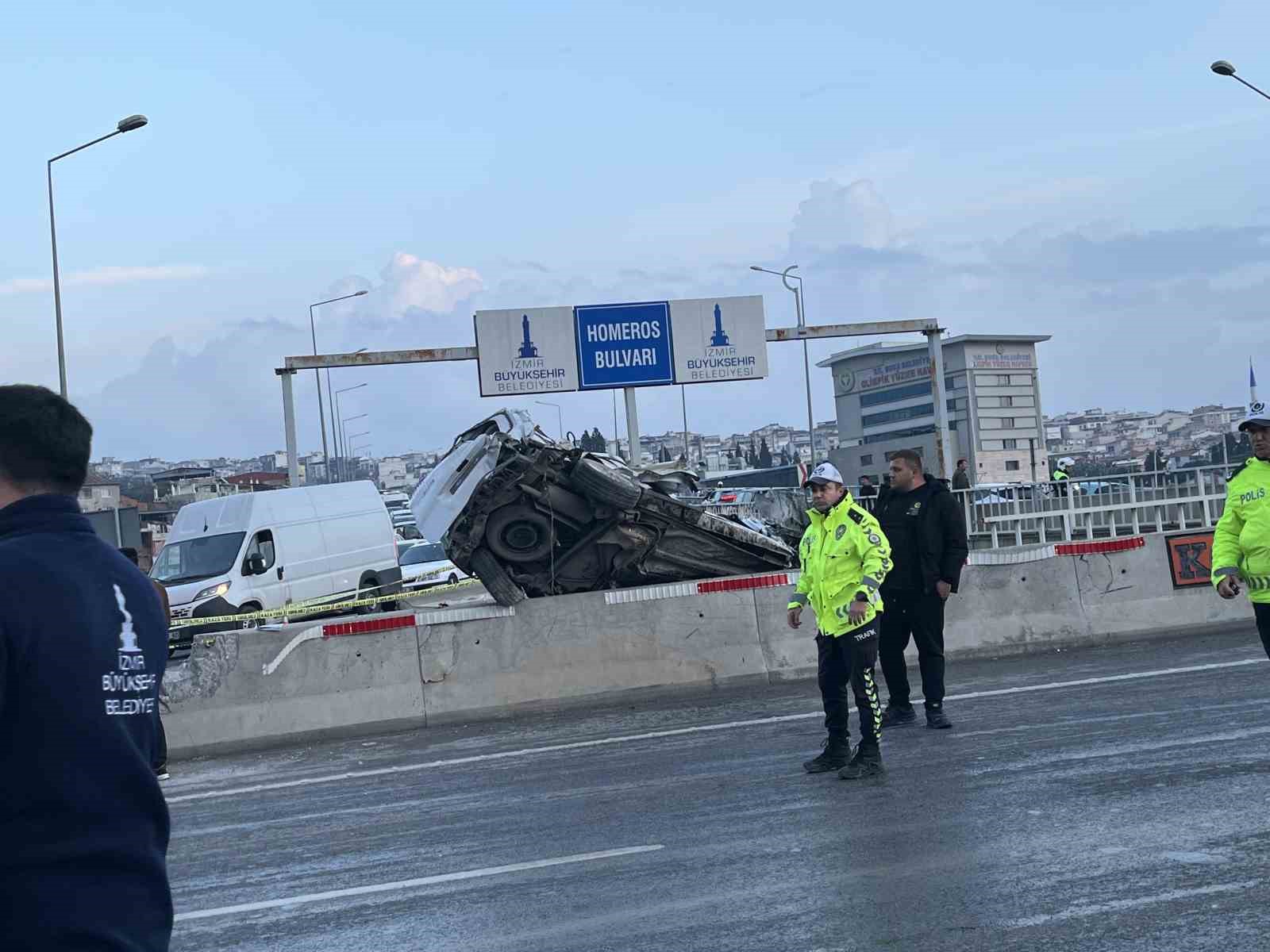 İzmir’de ‘Uçan Yol’da feci kaza: 1’i ağır 3 yaralı
