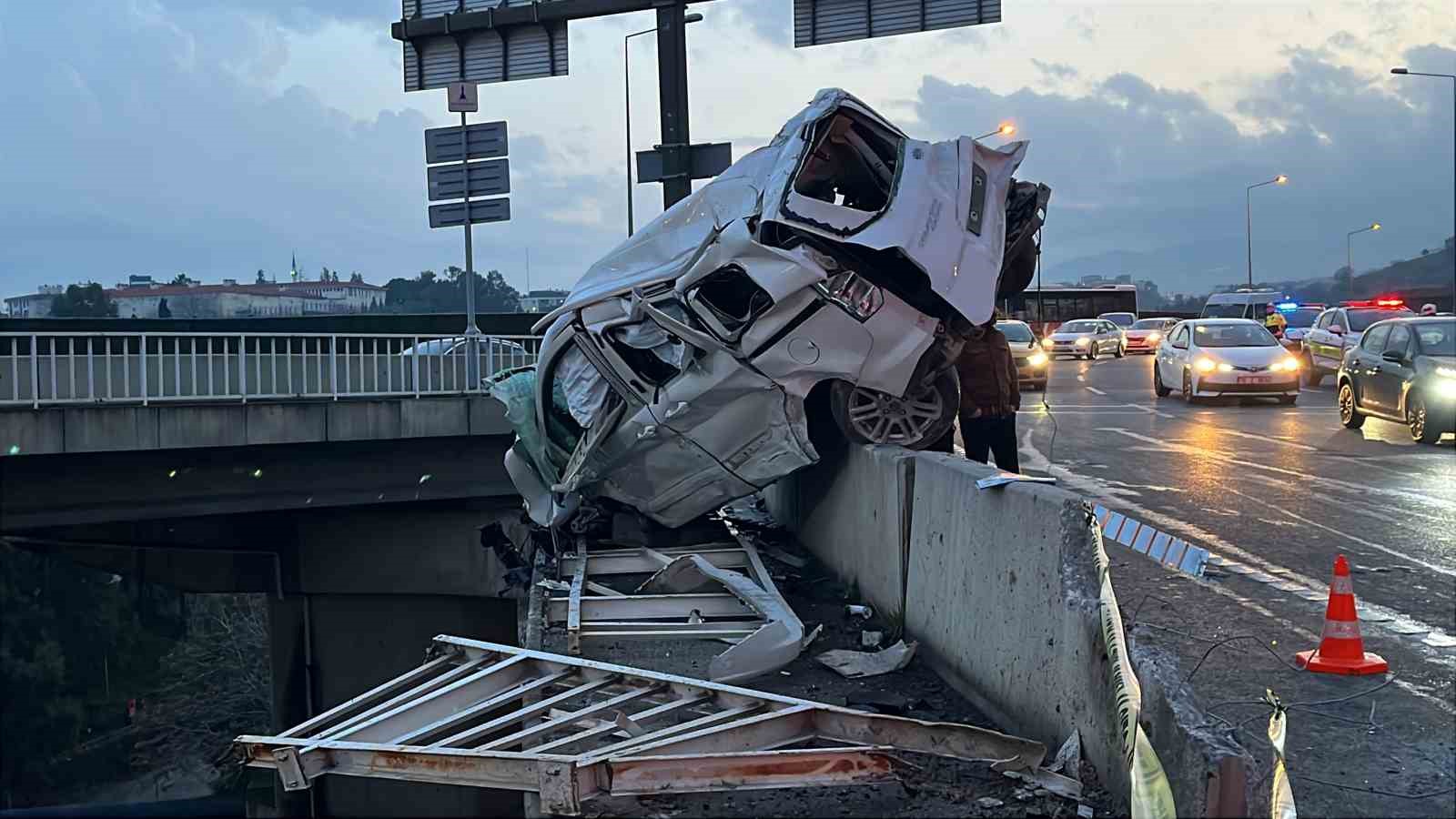 İzmir’de ‘Uçan Yol’da feci kaza: 1’i ağır 3 yaralı
