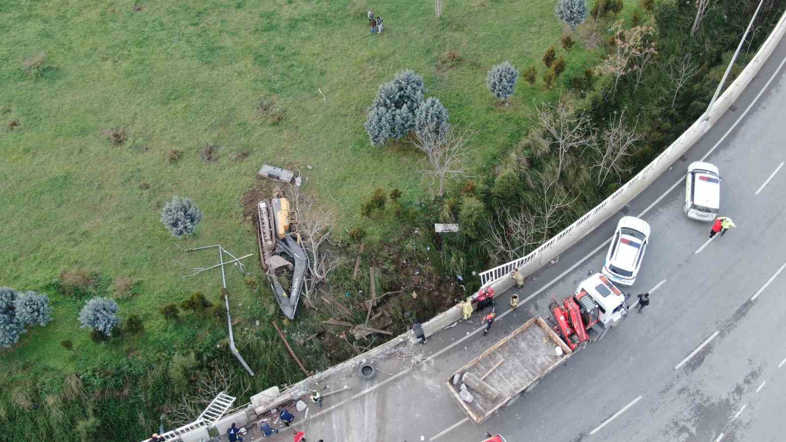İzmir’de ‘Uçan Yol’da feci kaza: 1’i ağır 3 yaralı
