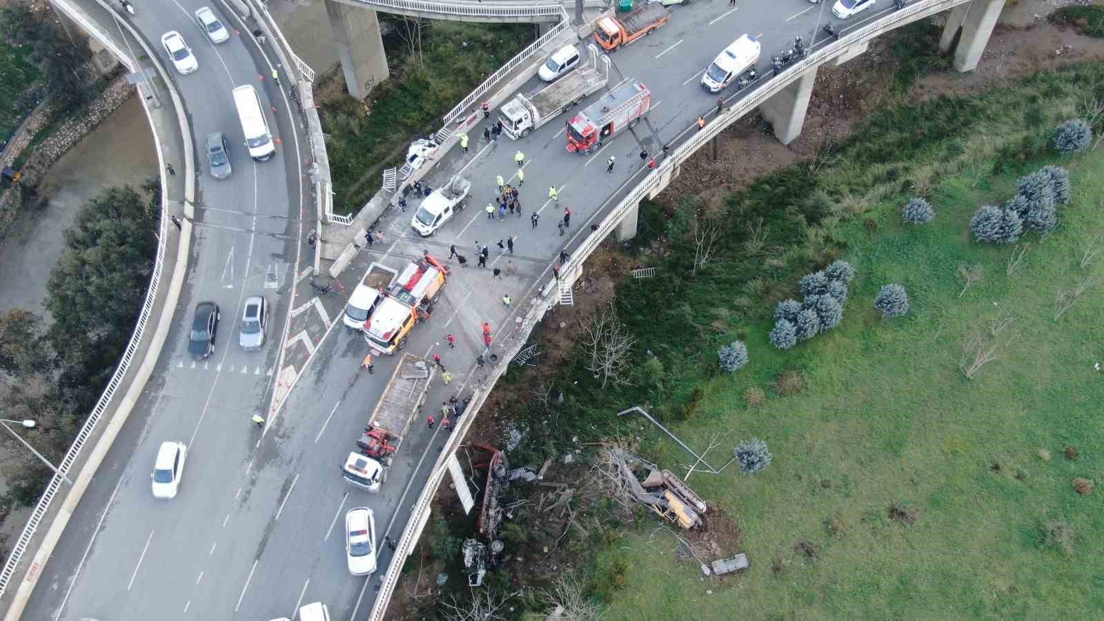 İzmir’de ‘Uçan Yol’da feci kaza: 1’i ağır 3 yaralı
