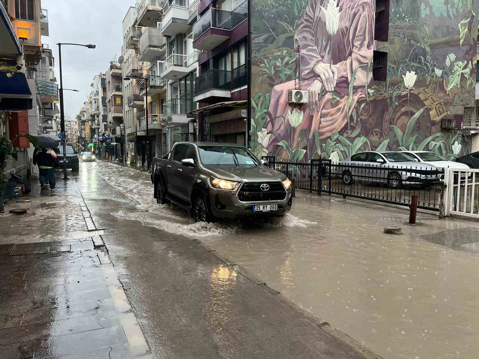 İzmir’de ’Venedik’i andıran manzaralar oluştu

