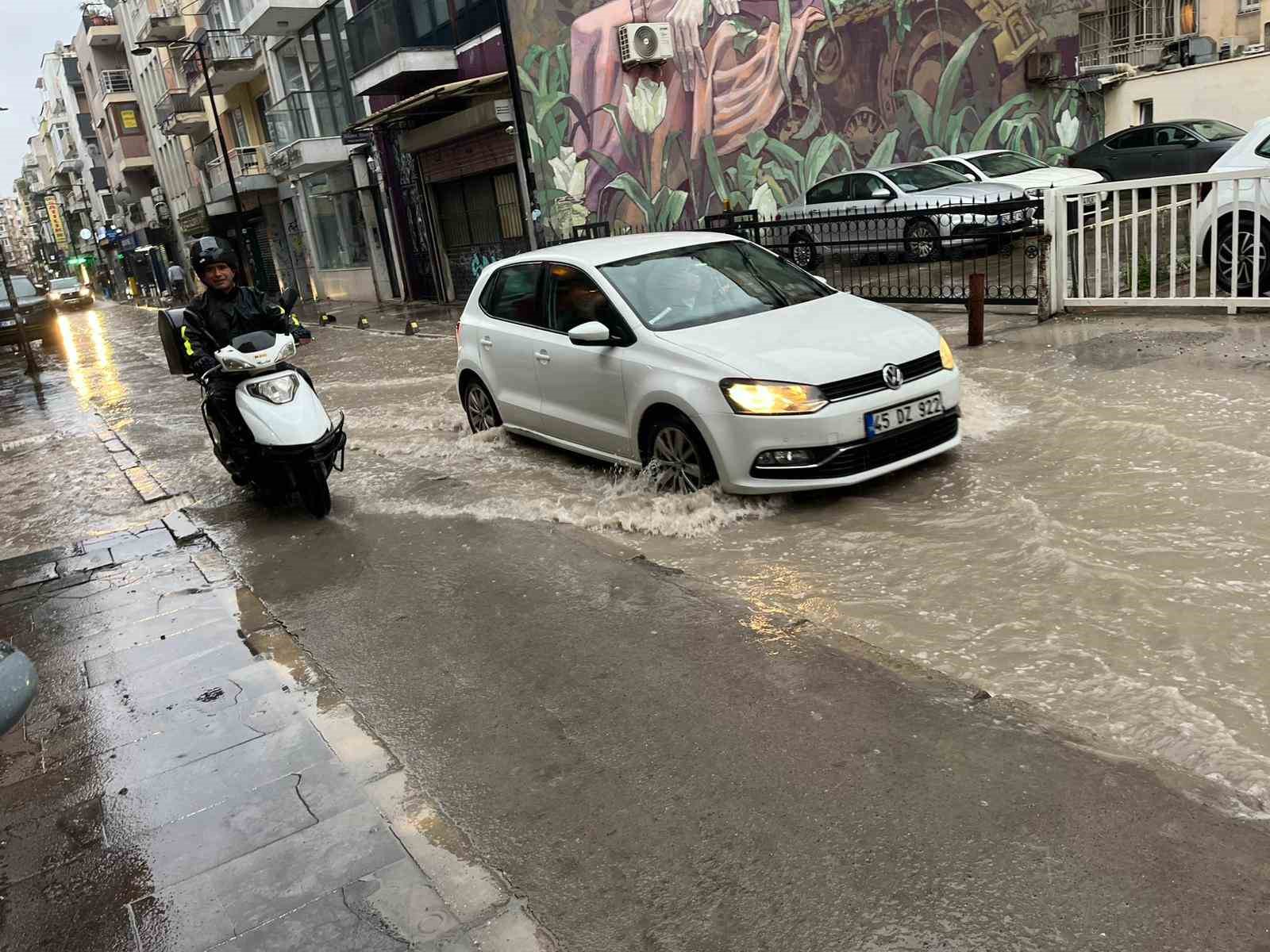 İzmir’de ’Venedik’i andıran manzaralar oluştu
