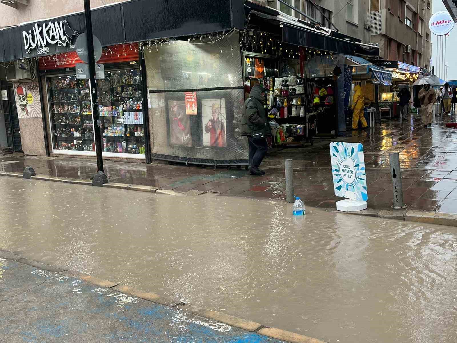 İzmir’de ’Venedik’i andıran manzaralar oluştu
