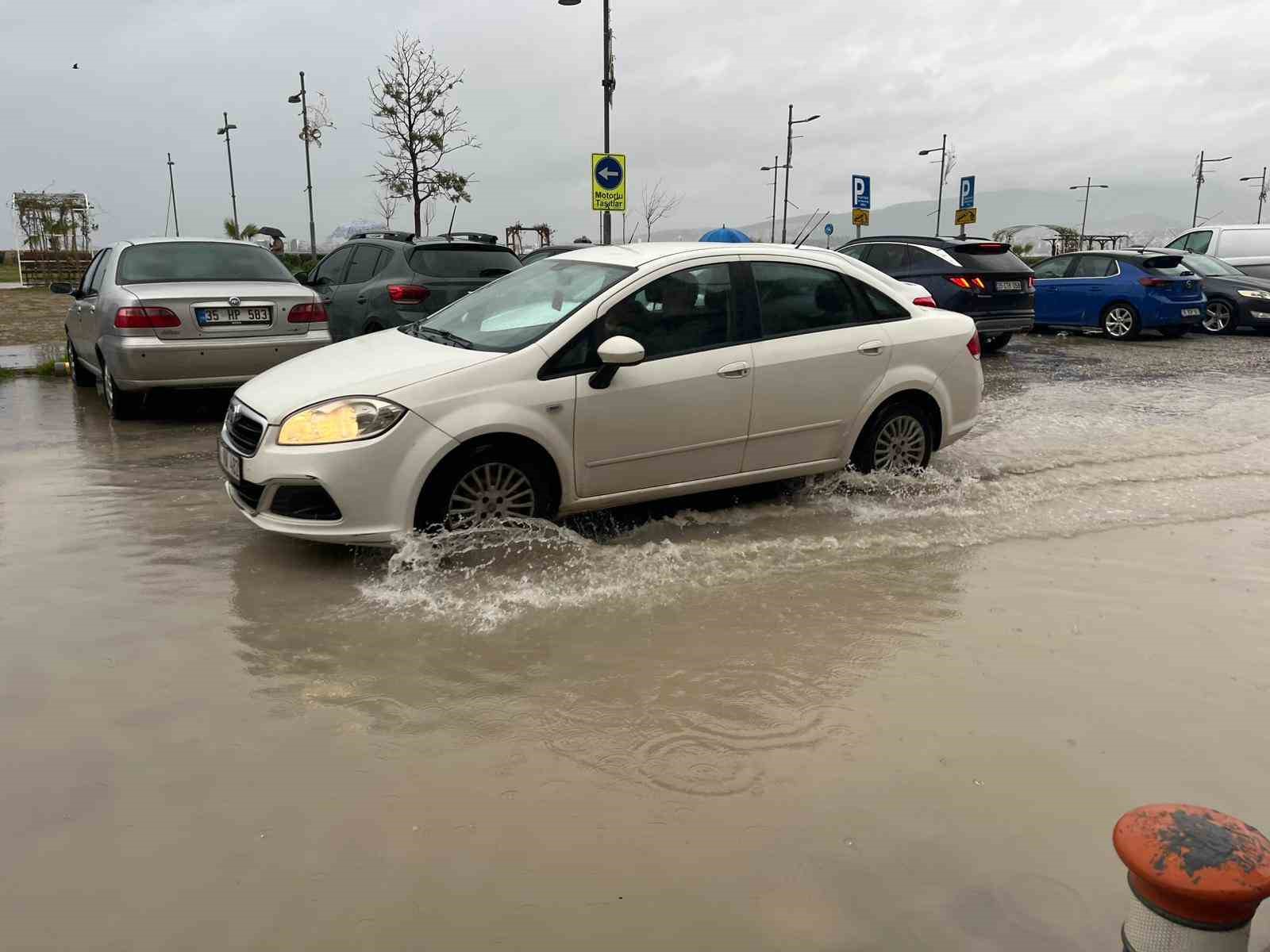 İzmir’de ’Venedik’i andıran manzaralar oluştu
