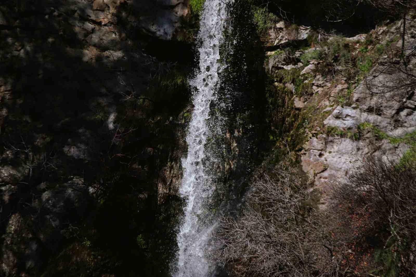İzmir’de yağışların ardından Sancaklı Şelalesi coştu
