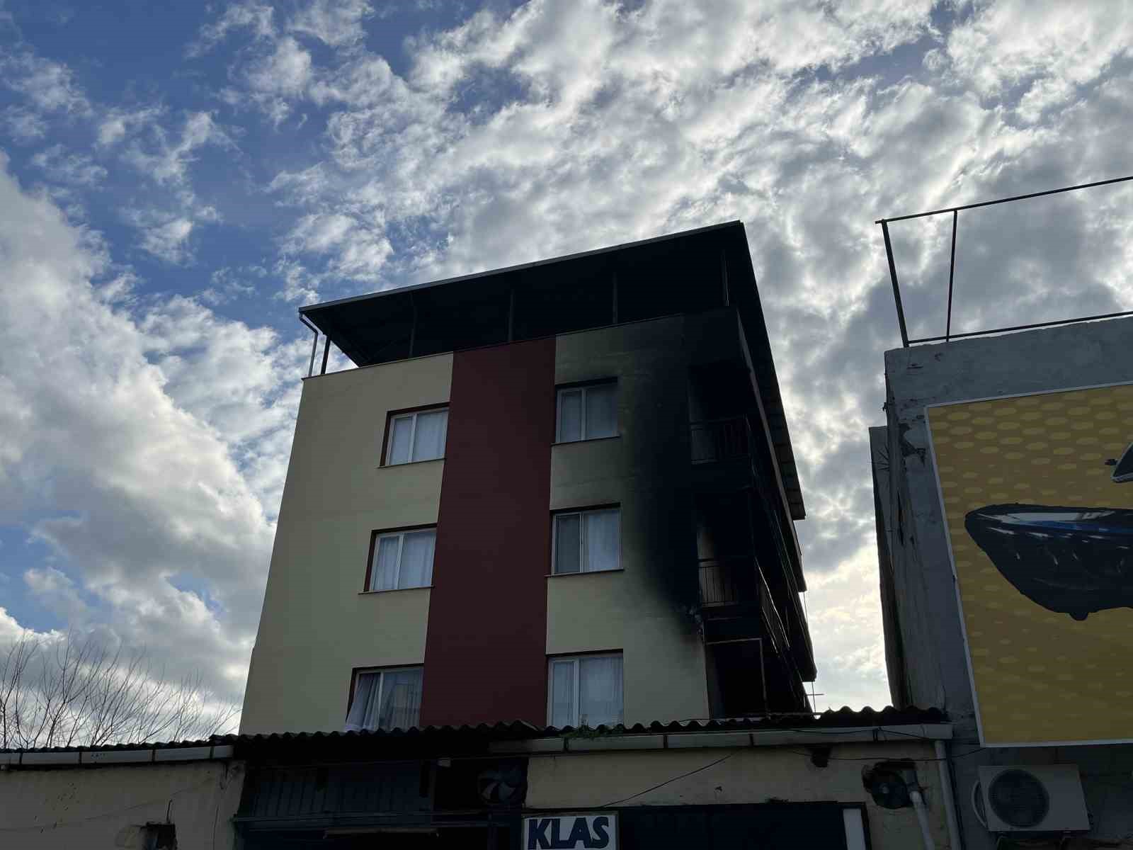 İzmir’de yangında ev alevlere teslim oldu
