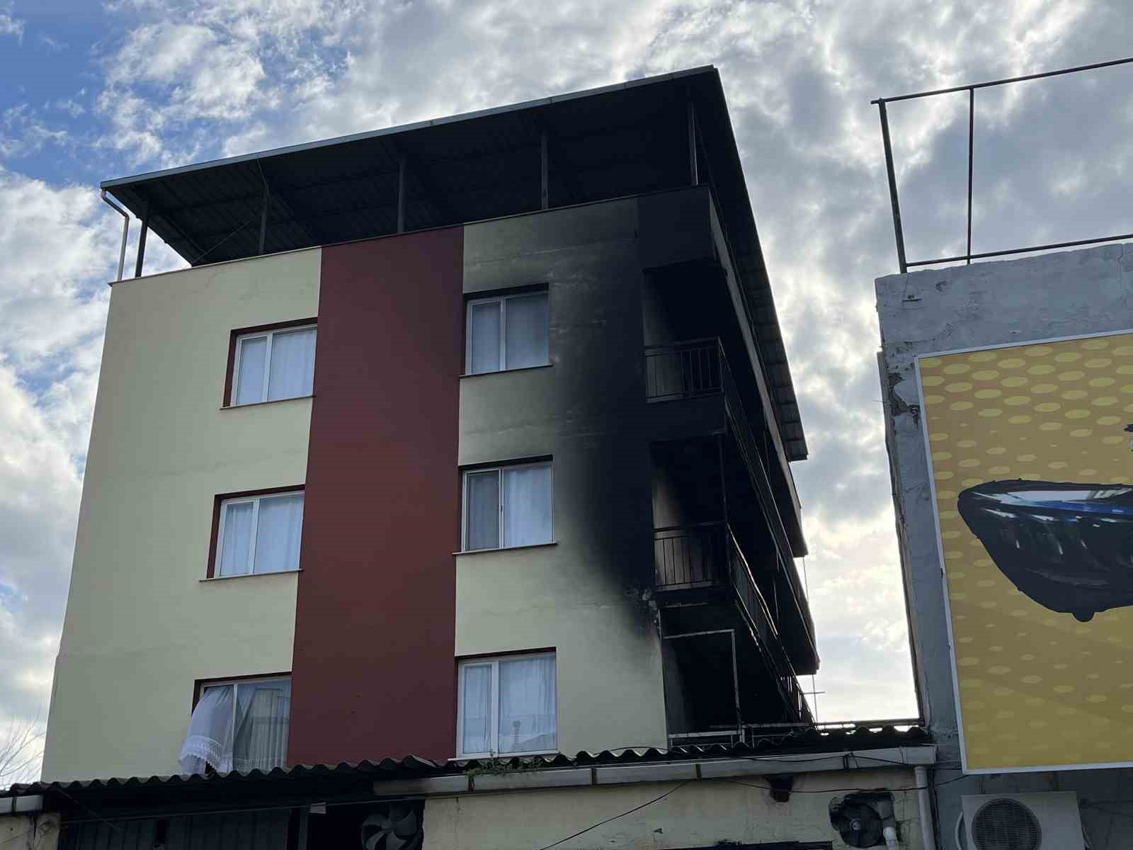 İzmir’de yangında ev alevlere teslim oldu
