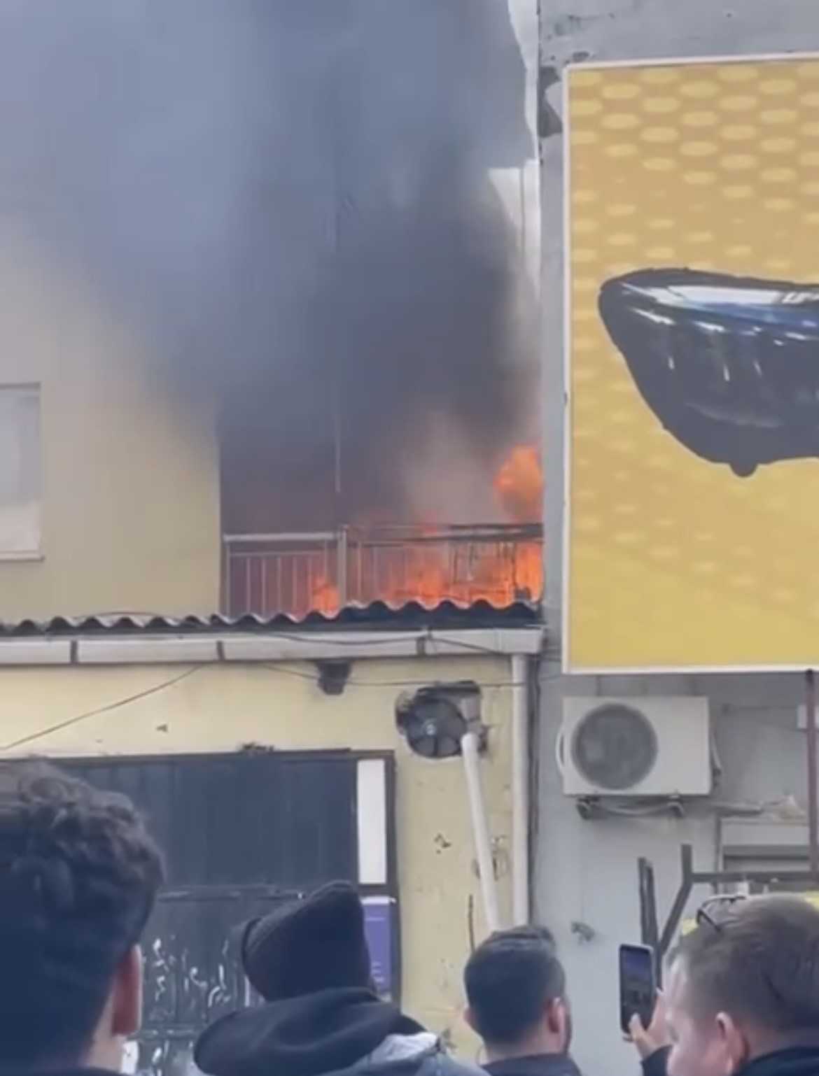 İzmir’de yangında ev alevlere teslim oldu
