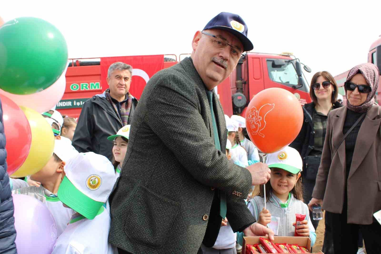 İzmir’de yangından etkilenen bölgelerde fidan dikimi yapıldı
