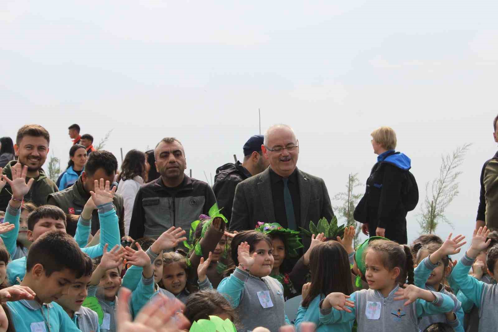 İzmir’de yangından etkilenen bölgelerde fidan dikimi yapıldı
