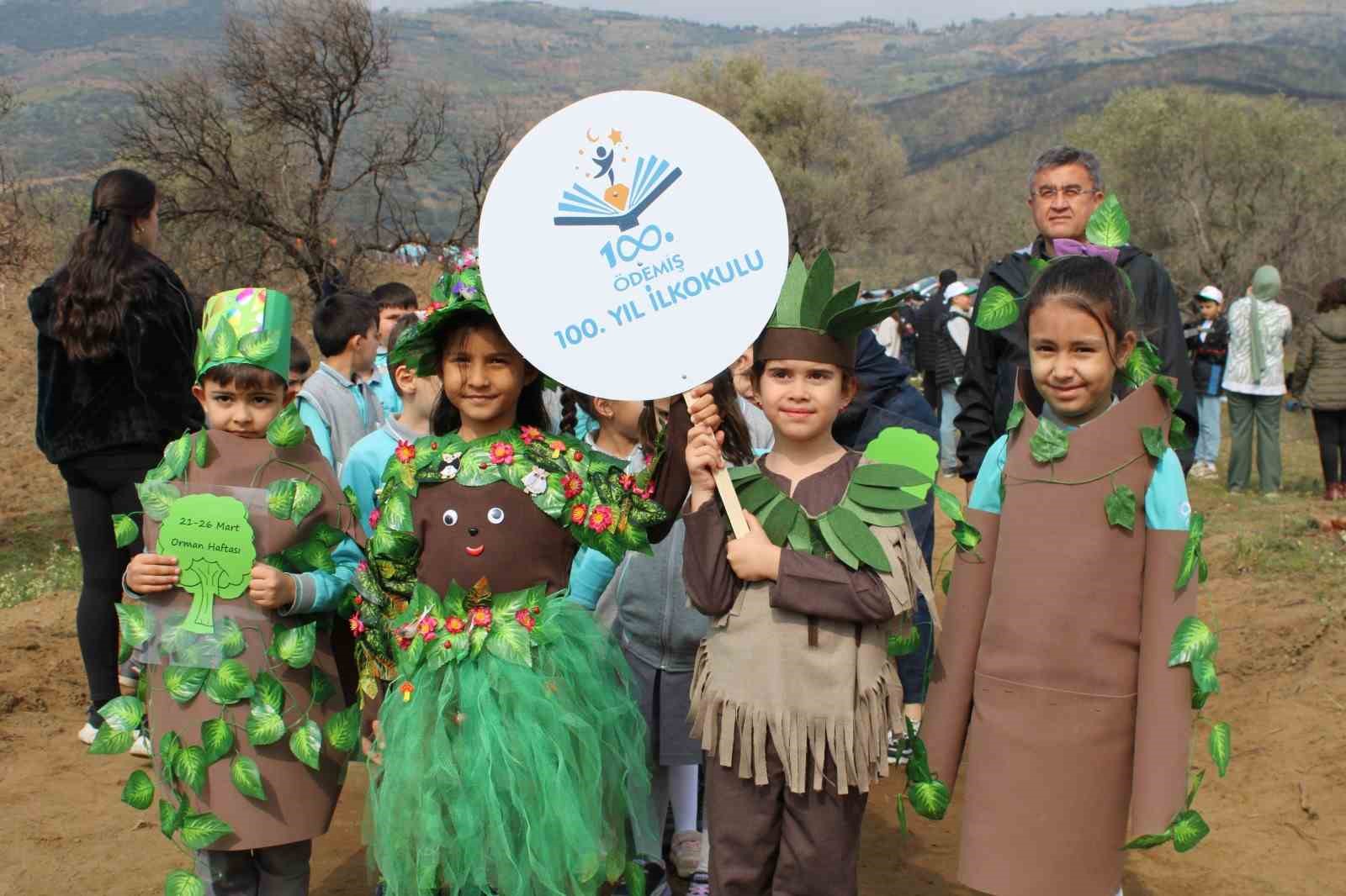 İzmir’de yangından etkilenen bölgelerde fidan dikimi yapıldı
