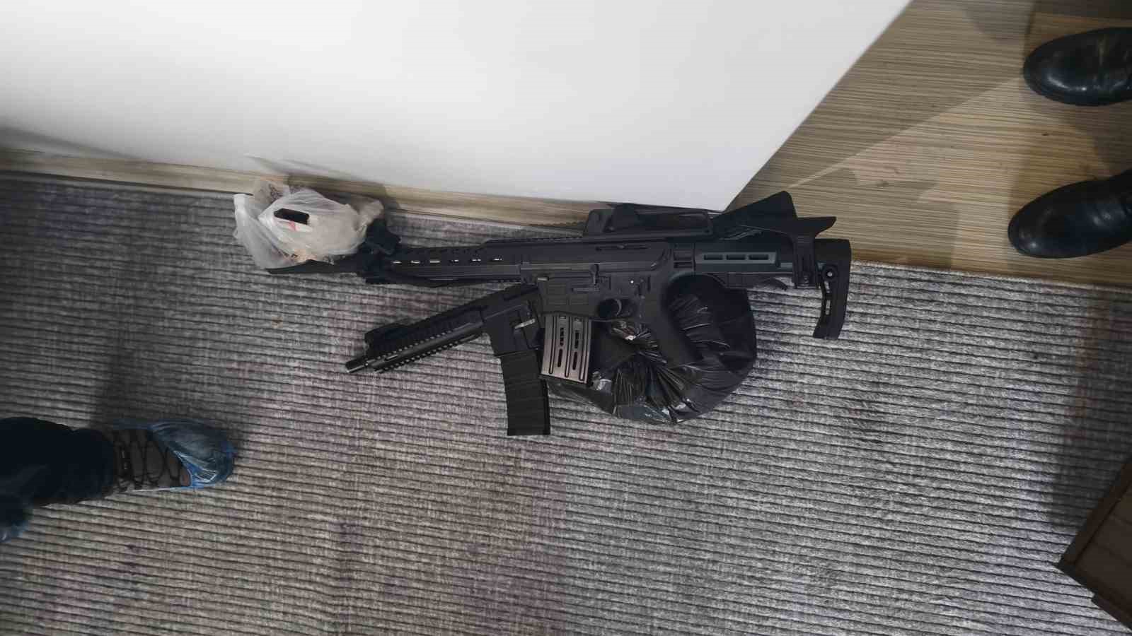 İzmir’de yarım milyona yakın uyuşturucu hap ele geçirildi
