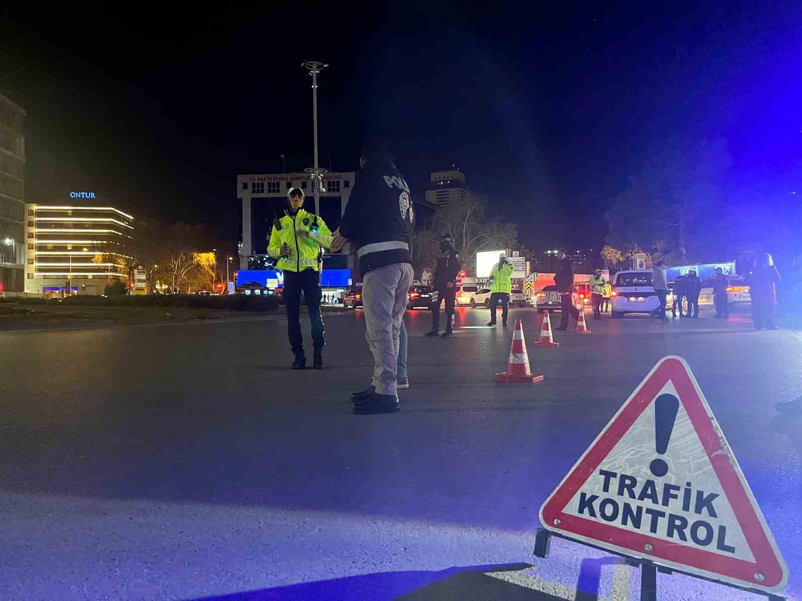 İzmir’de yeni yıl mesaisi: 13 bin personel sahada
İzmir’de yeni yıl mesaisi: 13 bin personel sahada