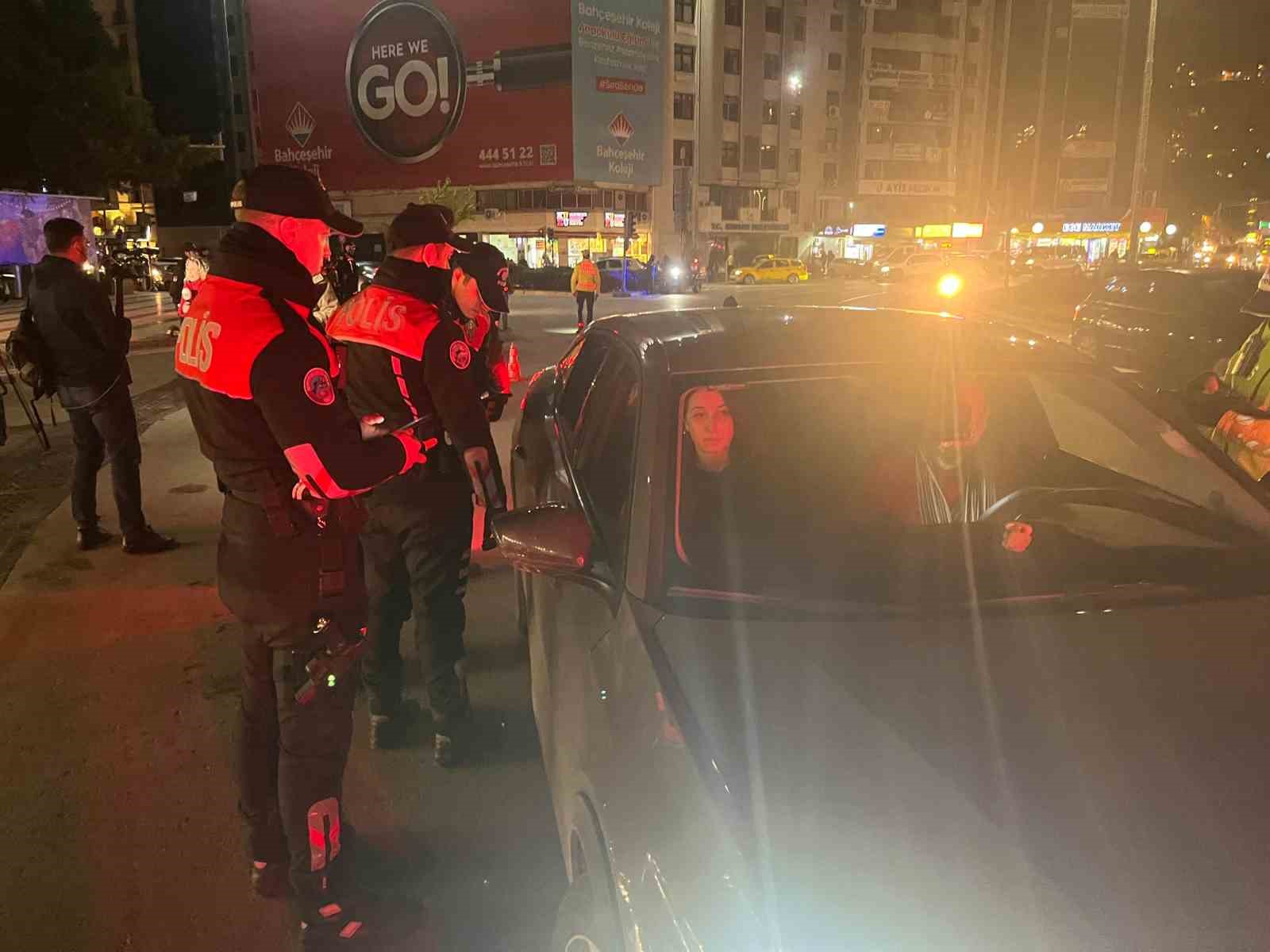 İzmir’de yeni yıl mesaisi: 13 bin personel sahada
İzmir’de yeni yıl mesaisi: 13 bin personel sahada