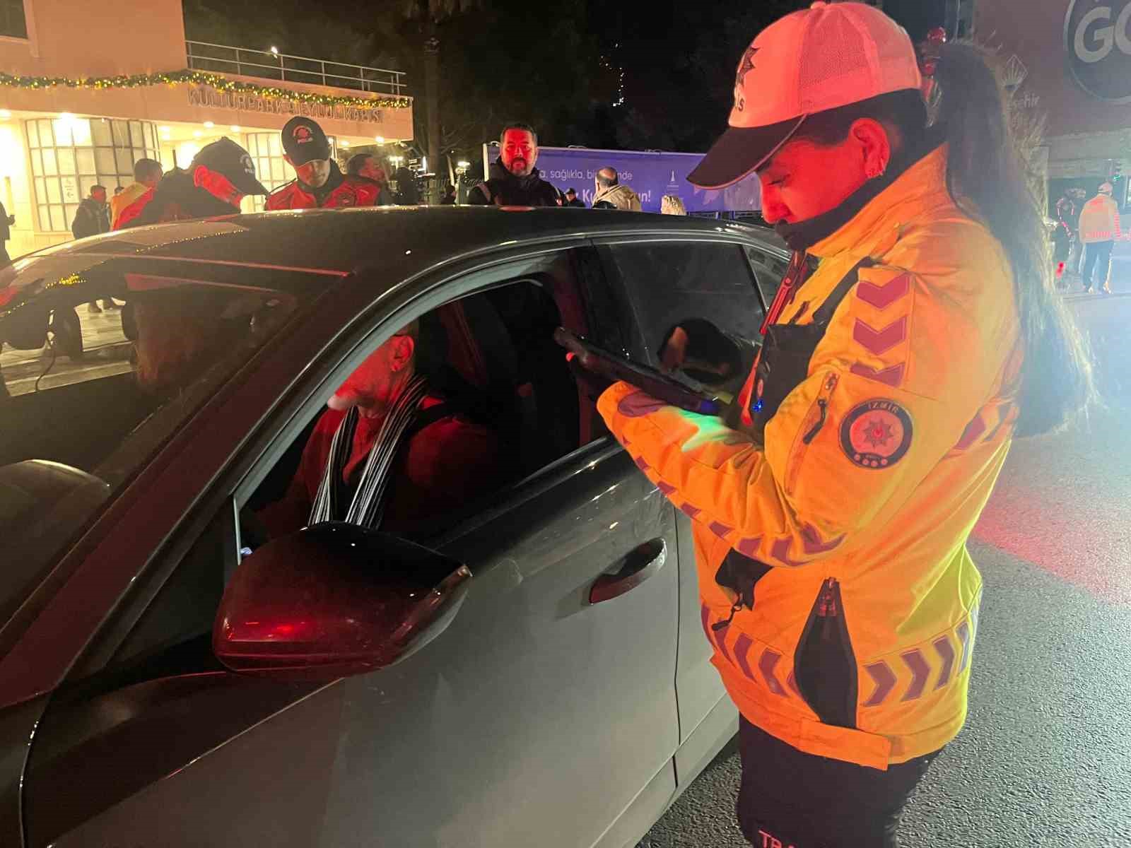 İzmir’de yeni yıl mesaisi: 13 bin personel sahada
İzmir’de yeni yıl mesaisi: 13 bin personel sahada