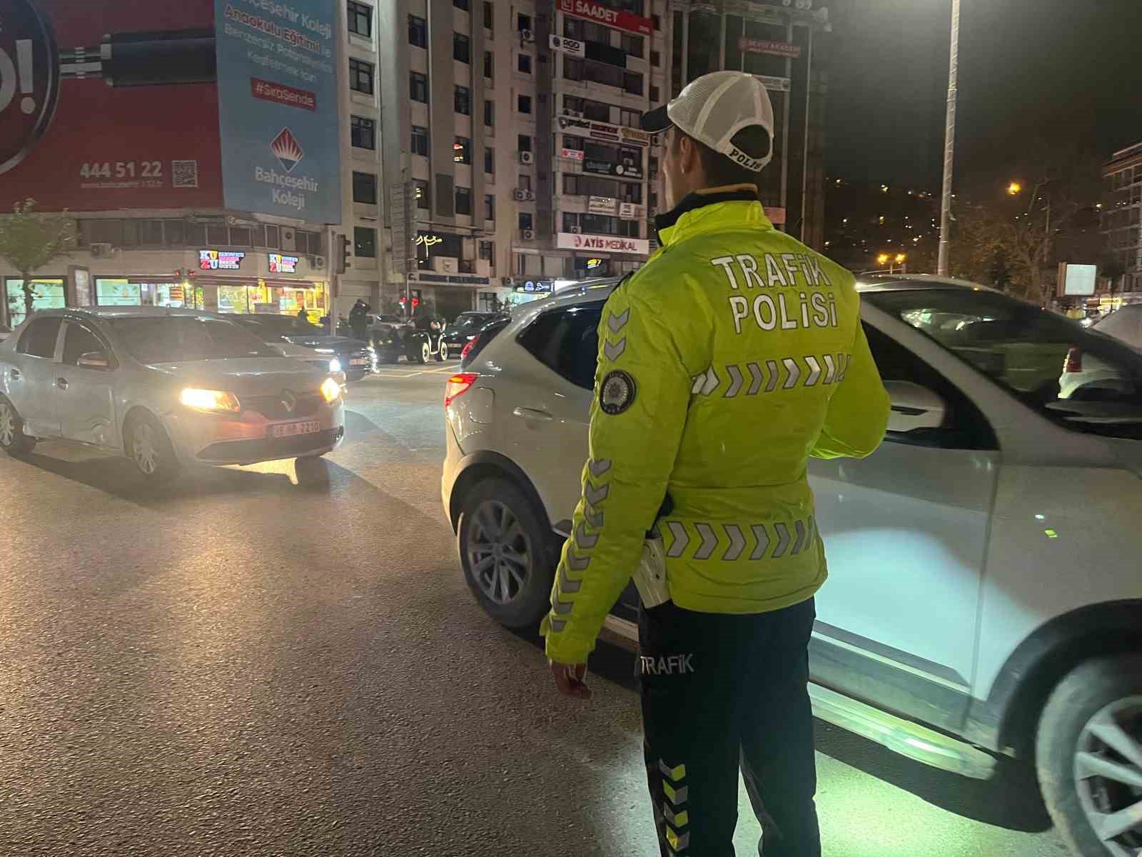 İzmir’de yeni yıl mesaisi: 13 bin personel sahada
İzmir’de yeni yıl mesaisi: 13 bin personel sahada
