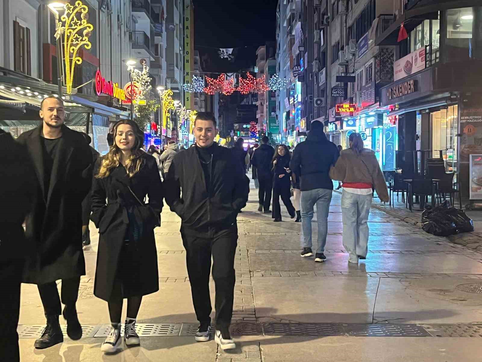 İzmir’de yeni yıl mesaisi: 13 bin personel sahada
İzmir’de yeni yıl mesaisi: 13 bin personel sahada