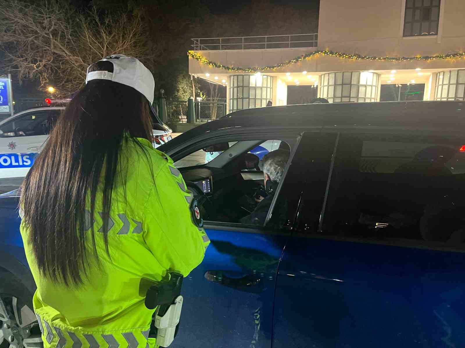 İzmir’de yeni yıl mesaisi: 13 bin personel sahada
İzmir’de yeni yıl mesaisi: 13 bin personel sahada