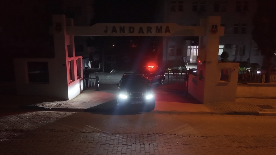 İzmir’de yolsuzluk operasyonunda 4 tutuklama
