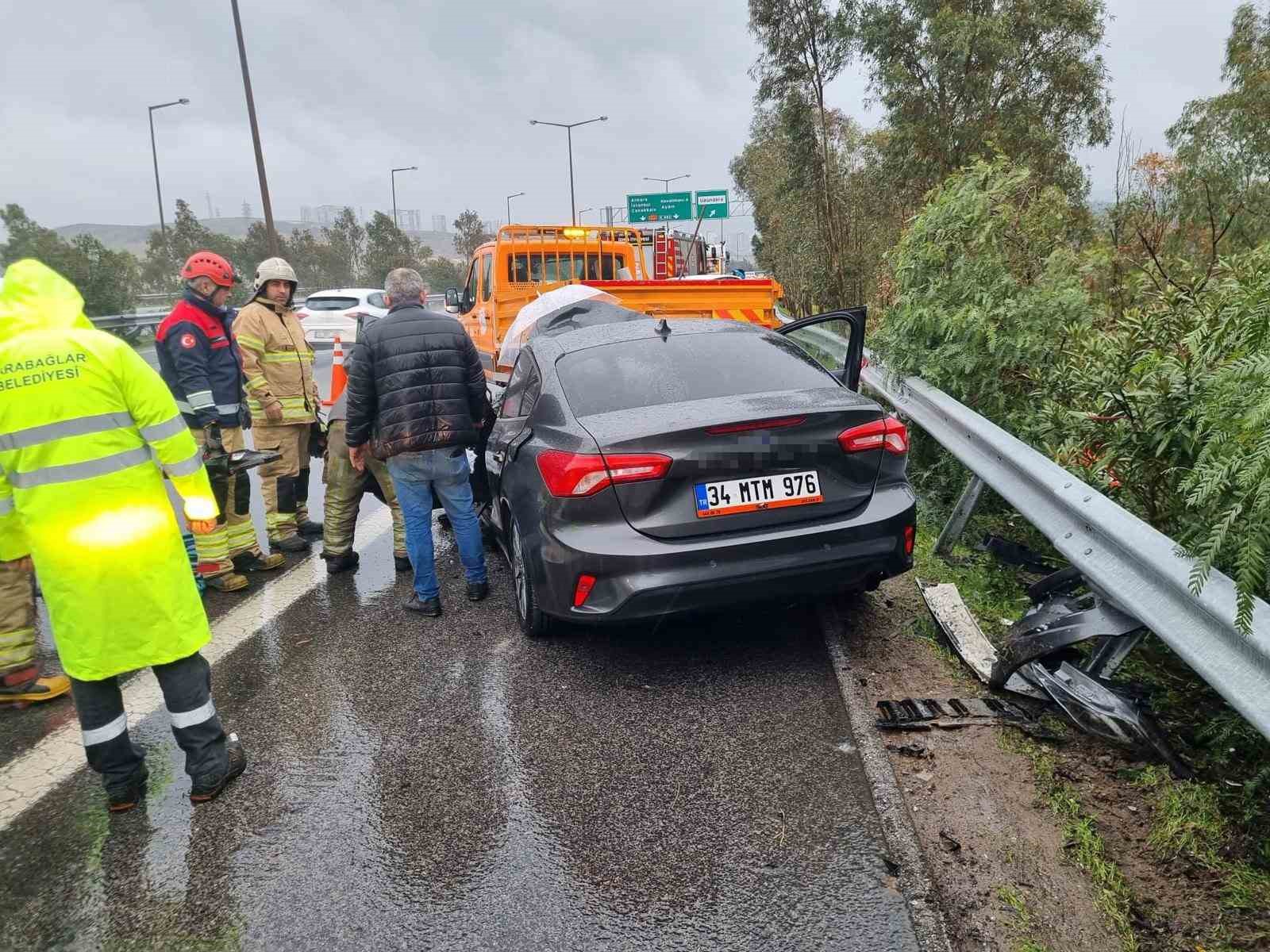 İzmir’de zincirleme trafik kazası: Çin uyruklu 2 kişi yaralandı

