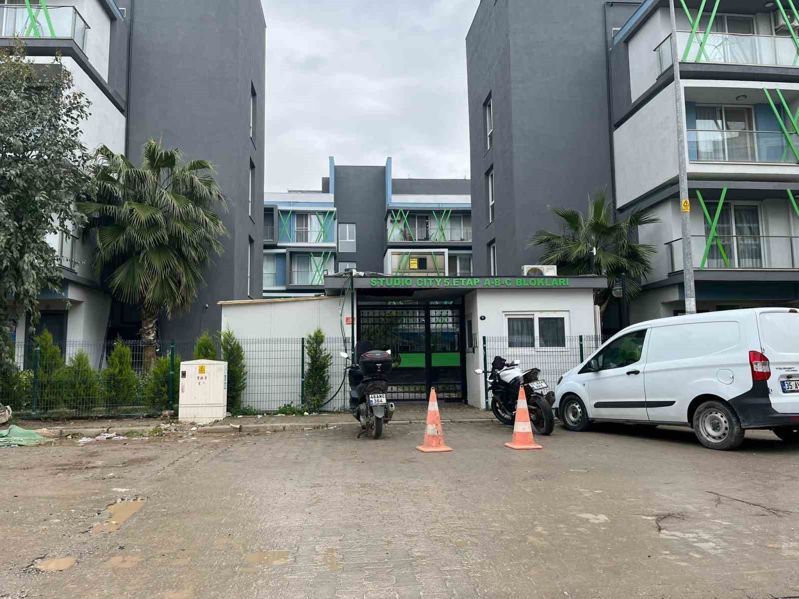 İzmir’deki korkunç cinayetin görgü tanığı konuştu: "Silah sesine koştuk, kanlar içinde bulduk"
İzmir’deki korkunç cinayetin görgü tanığı konuştu: "Silah sesine koştuk, kanlar içinde bulduk"