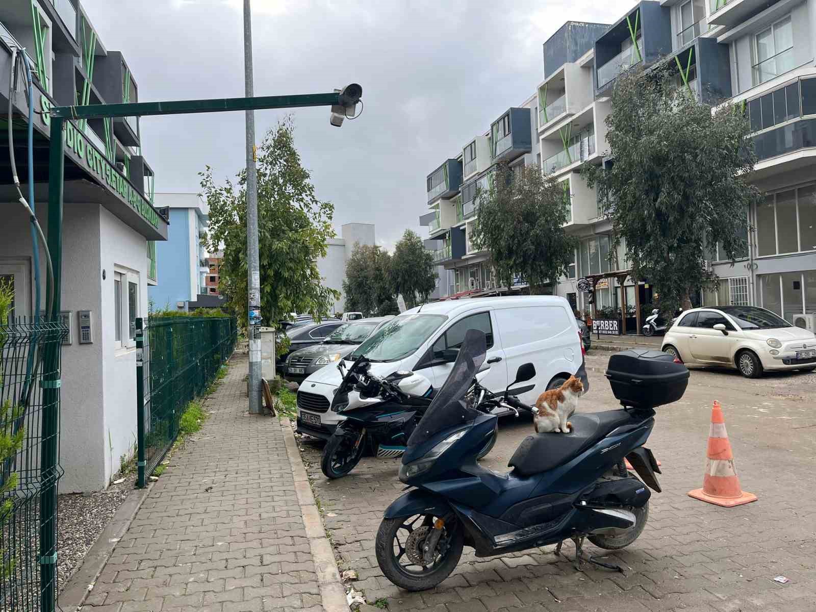 İzmir’deki korkunç cinayetin görgü tanığı konuştu: "Silah sesine koştuk, kanlar içinde bulduk"
İzmir’deki korkunç cinayetin görgü tanığı konuştu: "Silah sesine koştuk, kanlar içinde bulduk"
