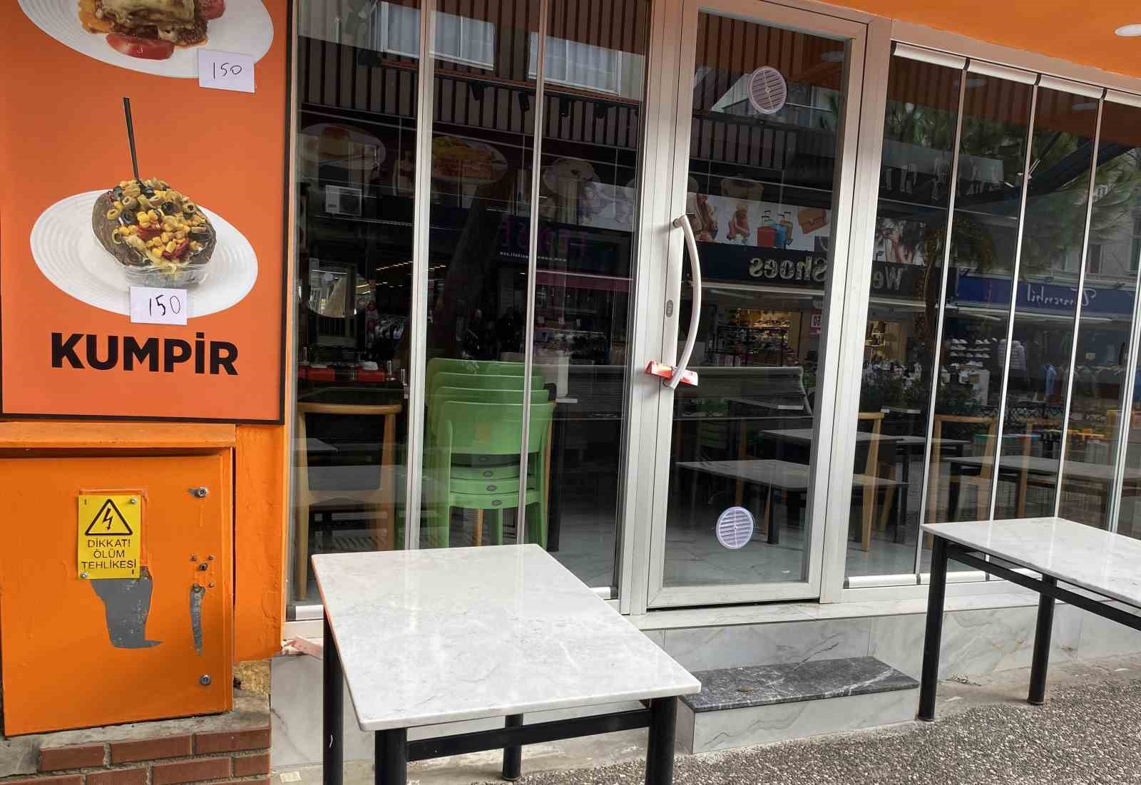 İzmir’deki kumpir zehirlenmesi davasında sanığın eşine de hapis istemi
İzmir’deki kumpir zehirlenmesi davasında sanığın eşine de hapis istemi