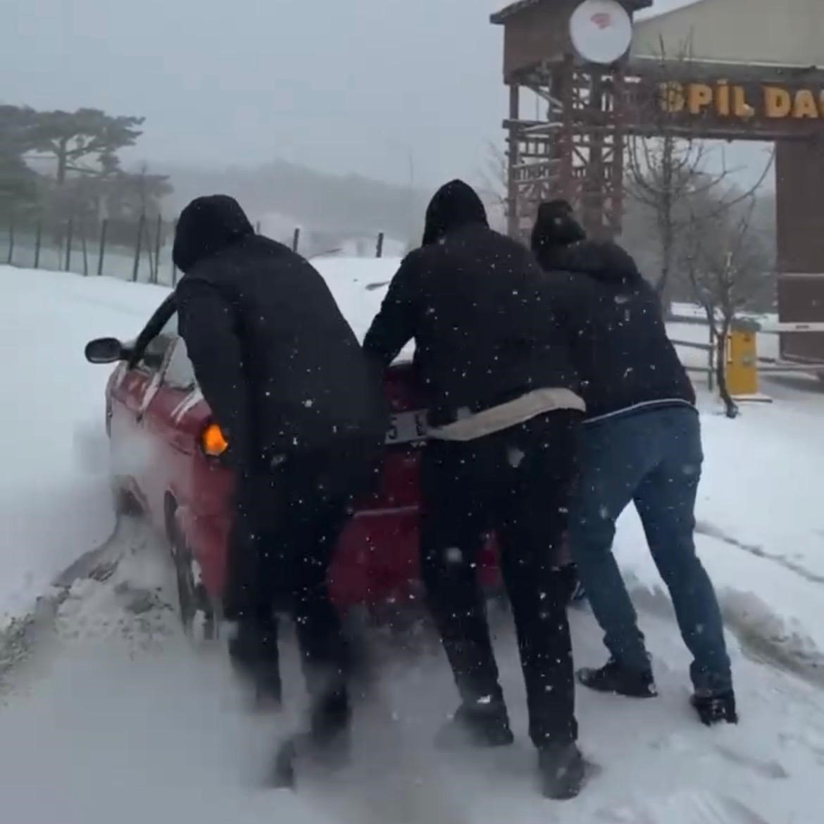 İzmir’in yüksek kesimlerine bayramda kar yağdı
