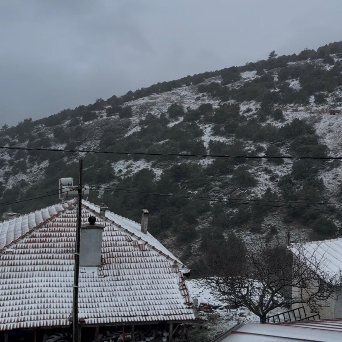 İzmir’in yüksek kesimlerine bayramda kar yağdı
