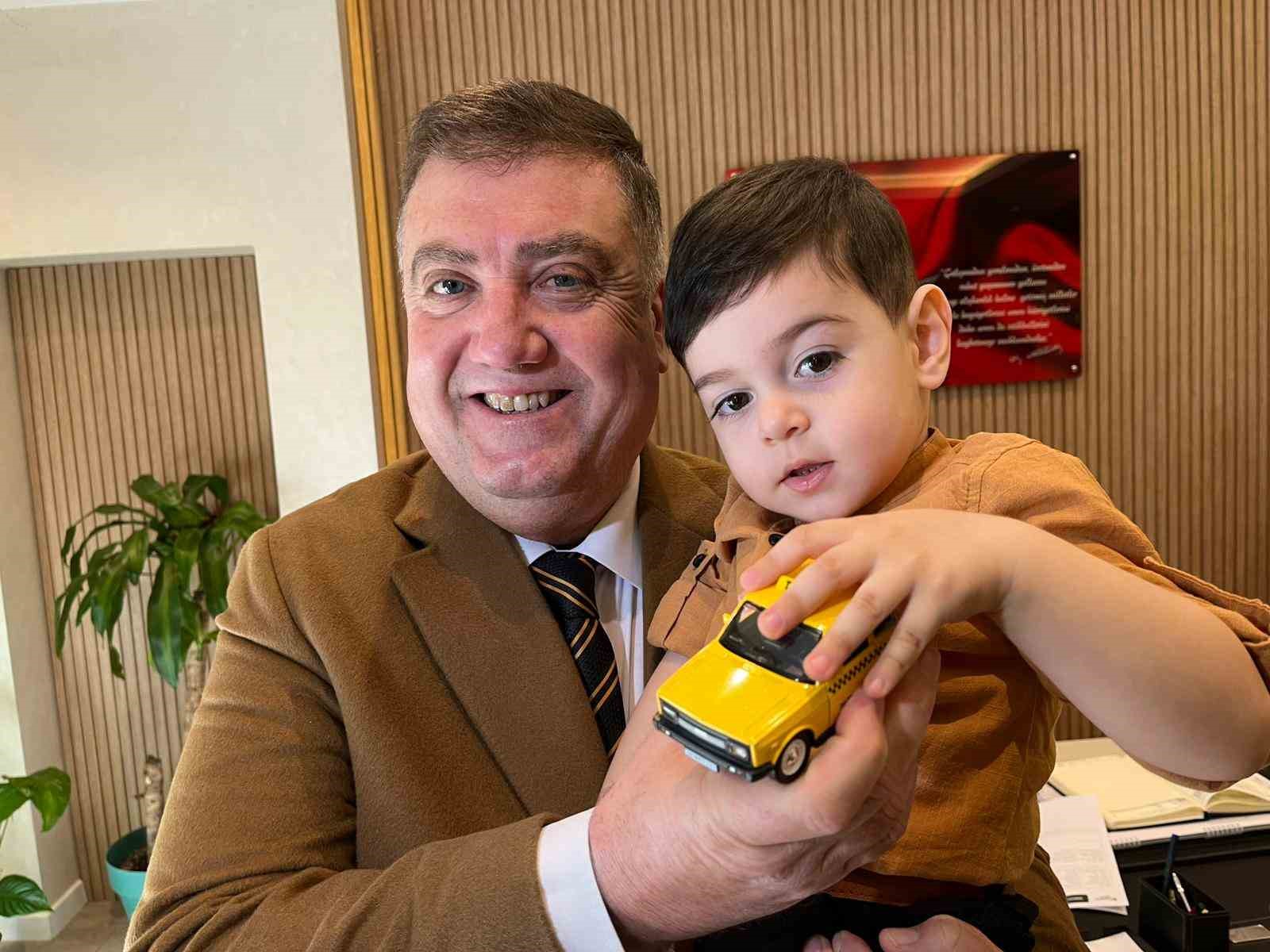 İzmirli taksicilerden DMD hastası Deniz Eymen için yardım seferberliği
