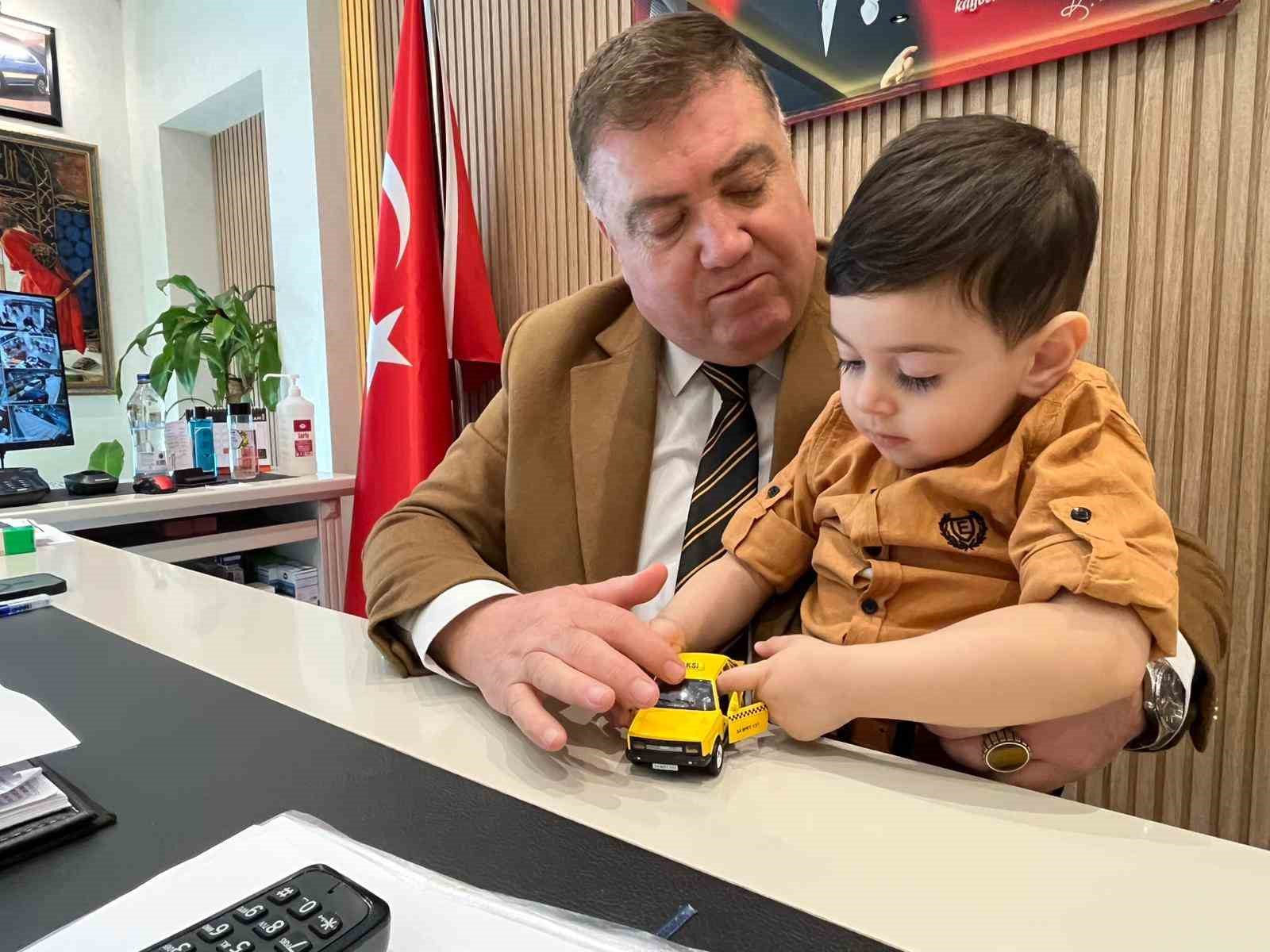 İzmirli taksicilerden DMD hastası Deniz Eymen için yardım seferberliği
