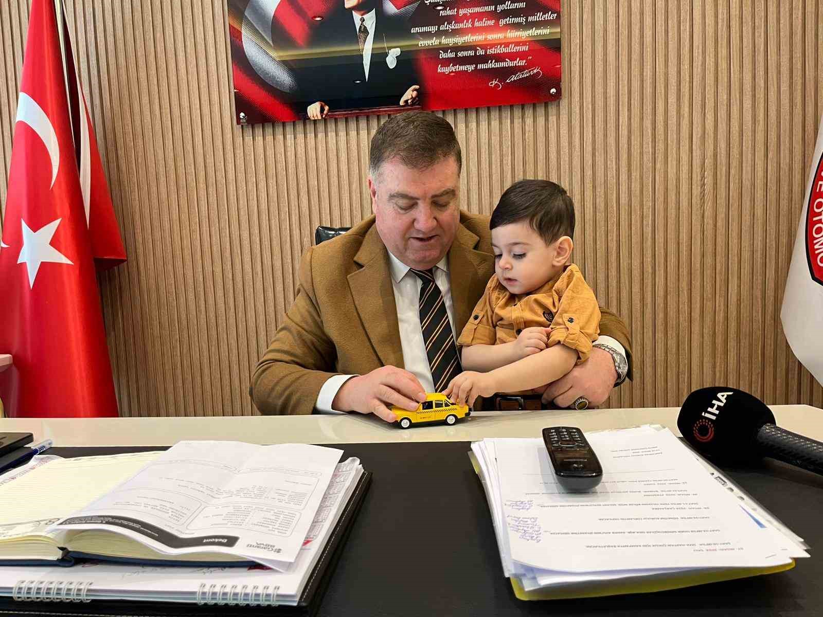 İzmirli taksicilerden DMD hastası Deniz Eymen için yardım seferberliği
