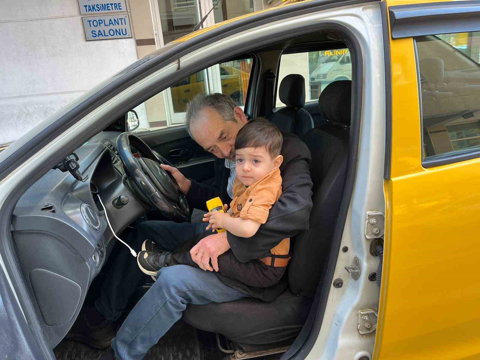 İzmirli taksicilerden DMD hastası Deniz Eymen için yardım seferberliği
