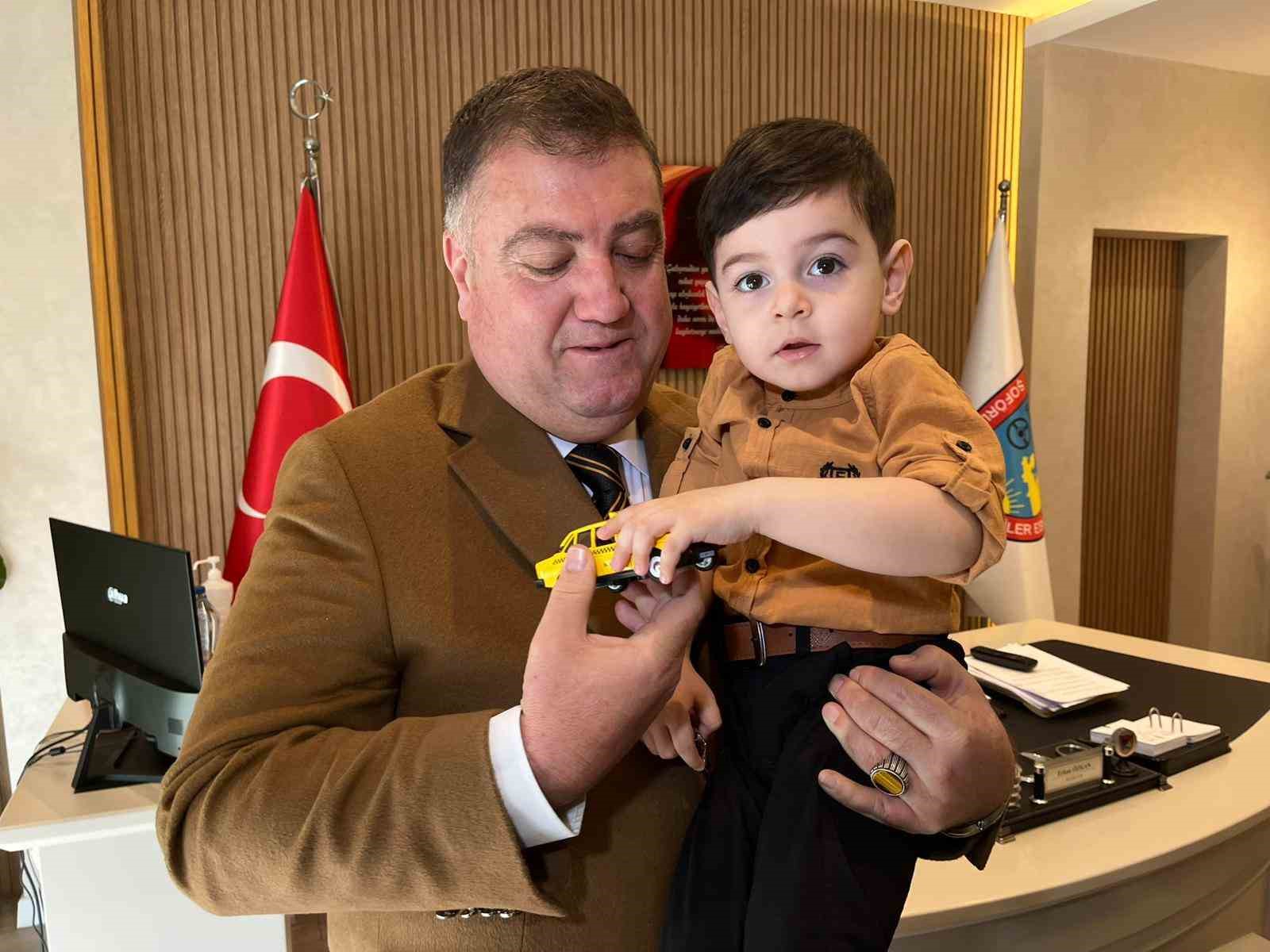 İzmirli taksicilerden DMD hastası Deniz Eymen için yardım seferberliği
