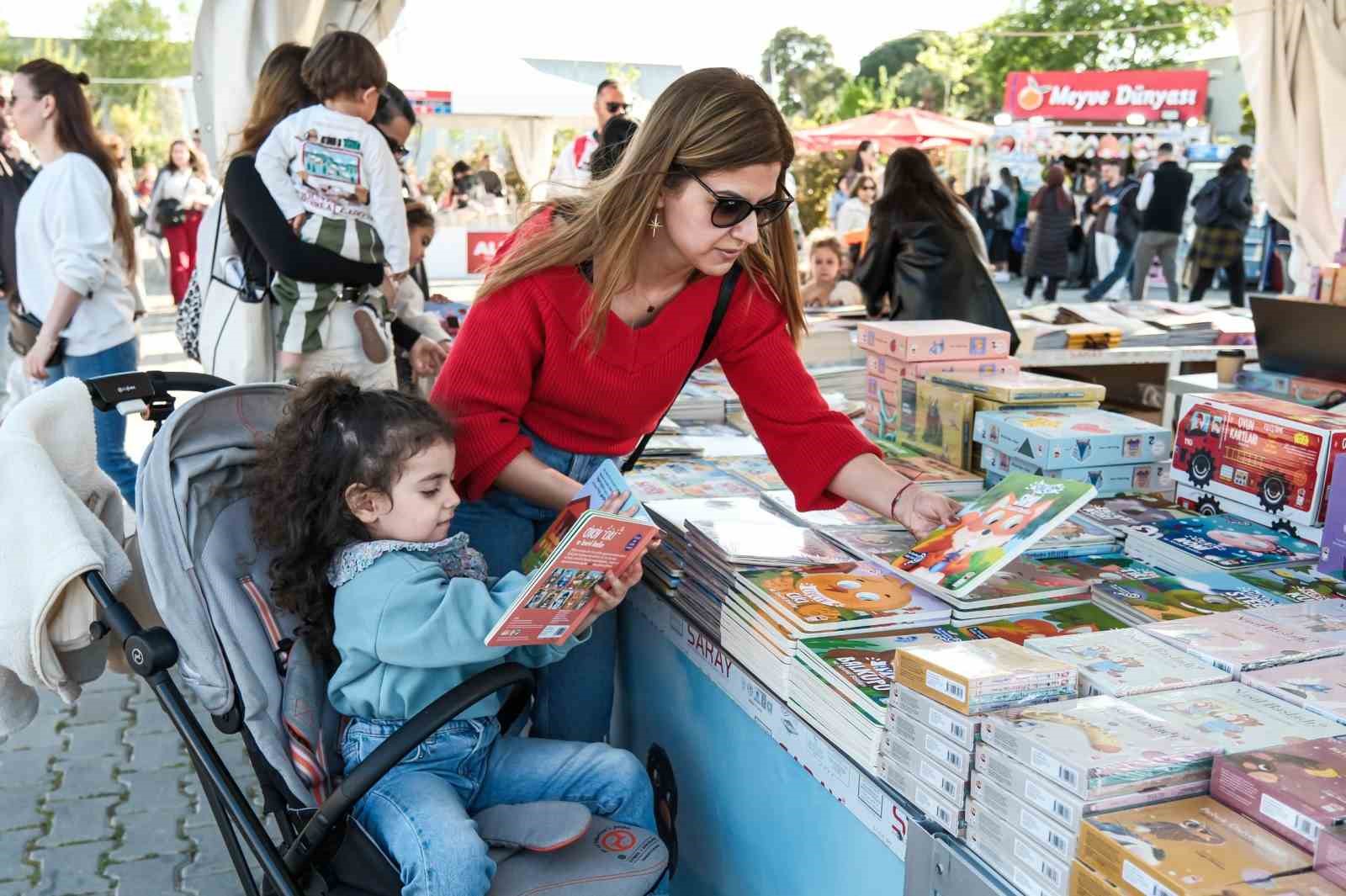 İzmirliler İZKİTAP’a akın etti
