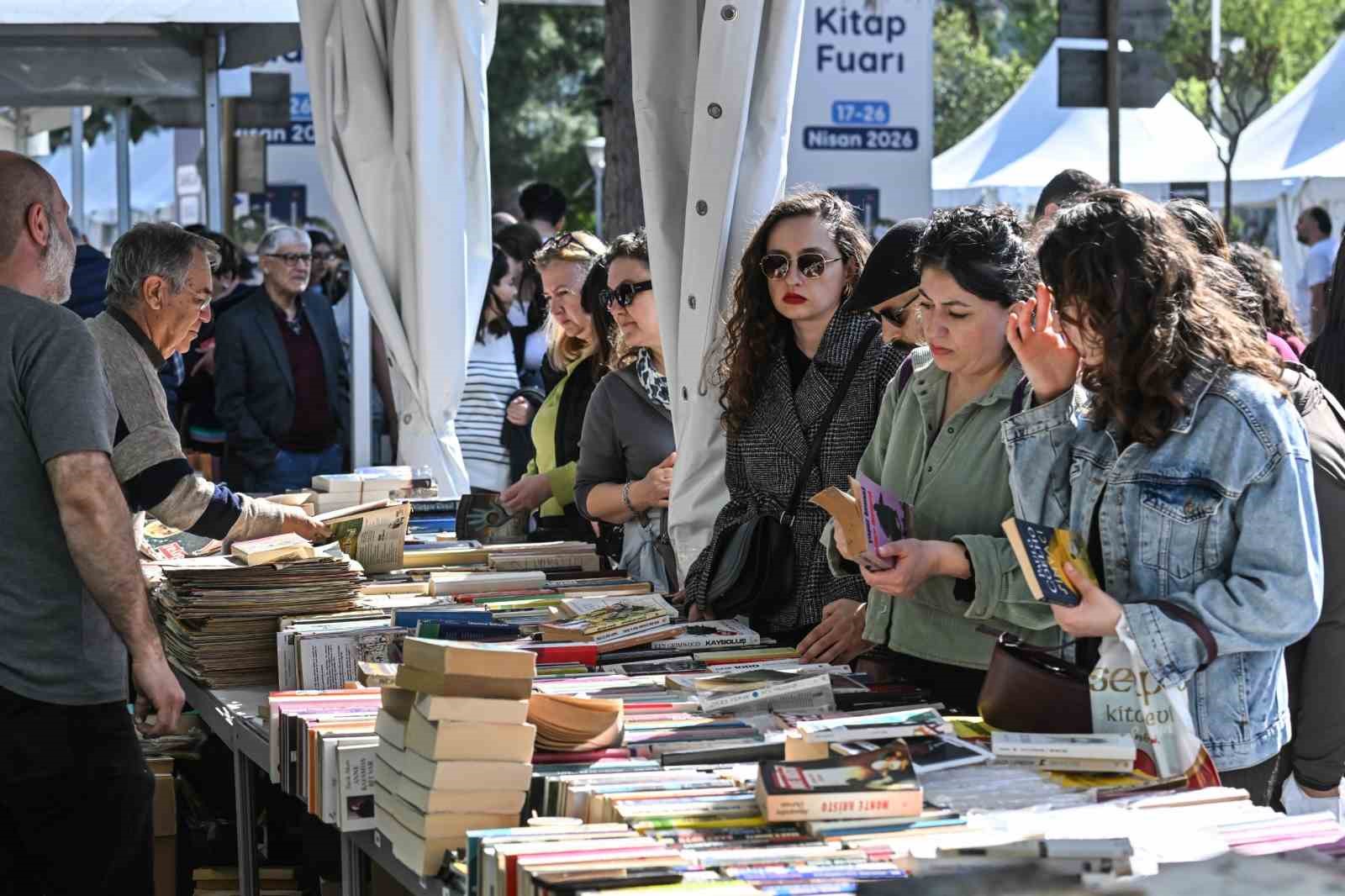 İzmirliler İZKİTAP’a akın etti
