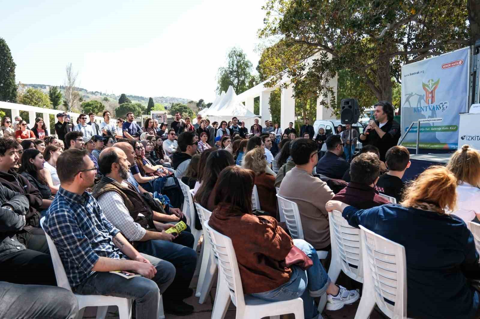 İzmirliler İZKİTAP’a akın etti
